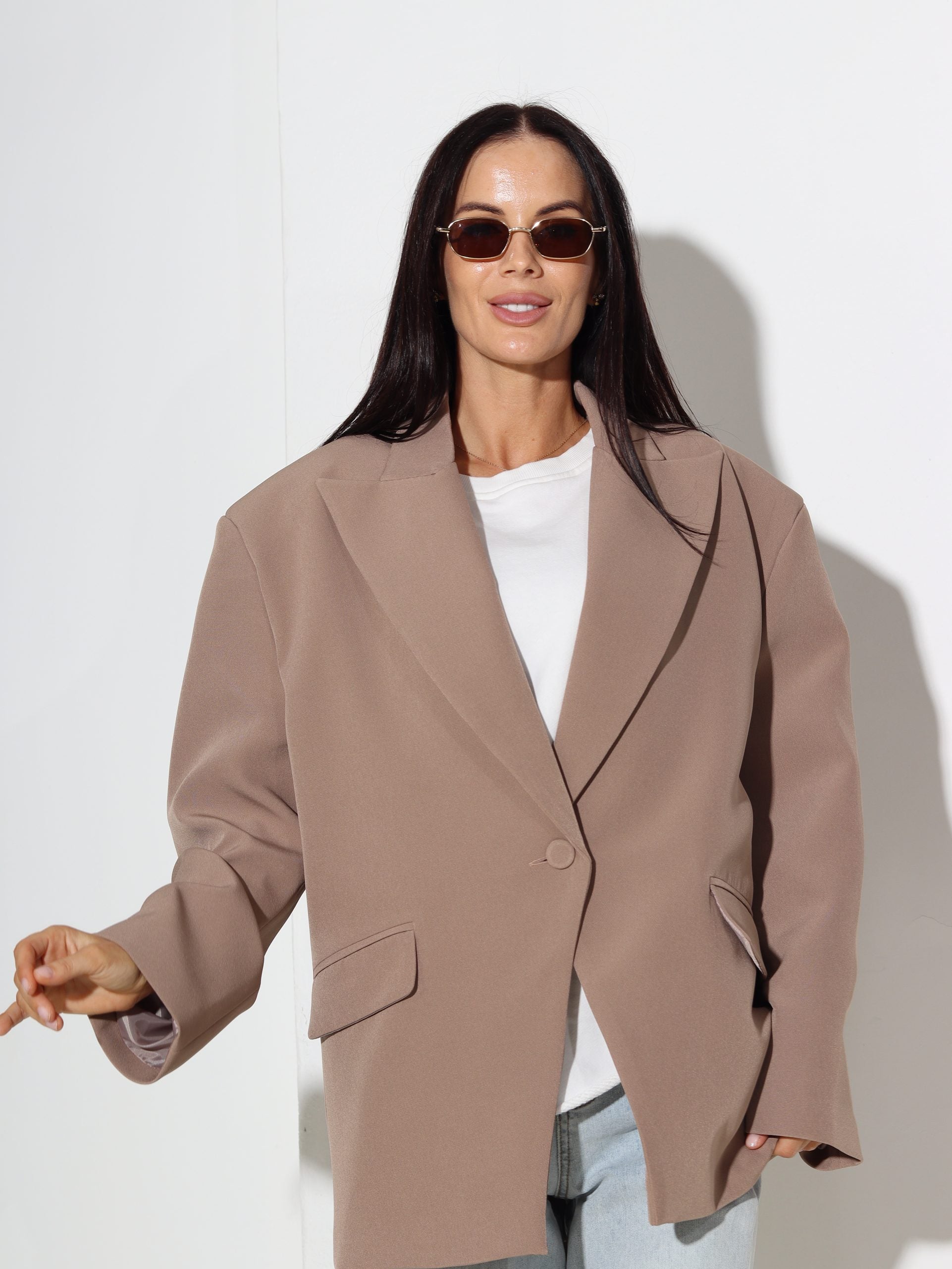 Bēšas krāsas oversize žakete ar pogas aizdari - 16319