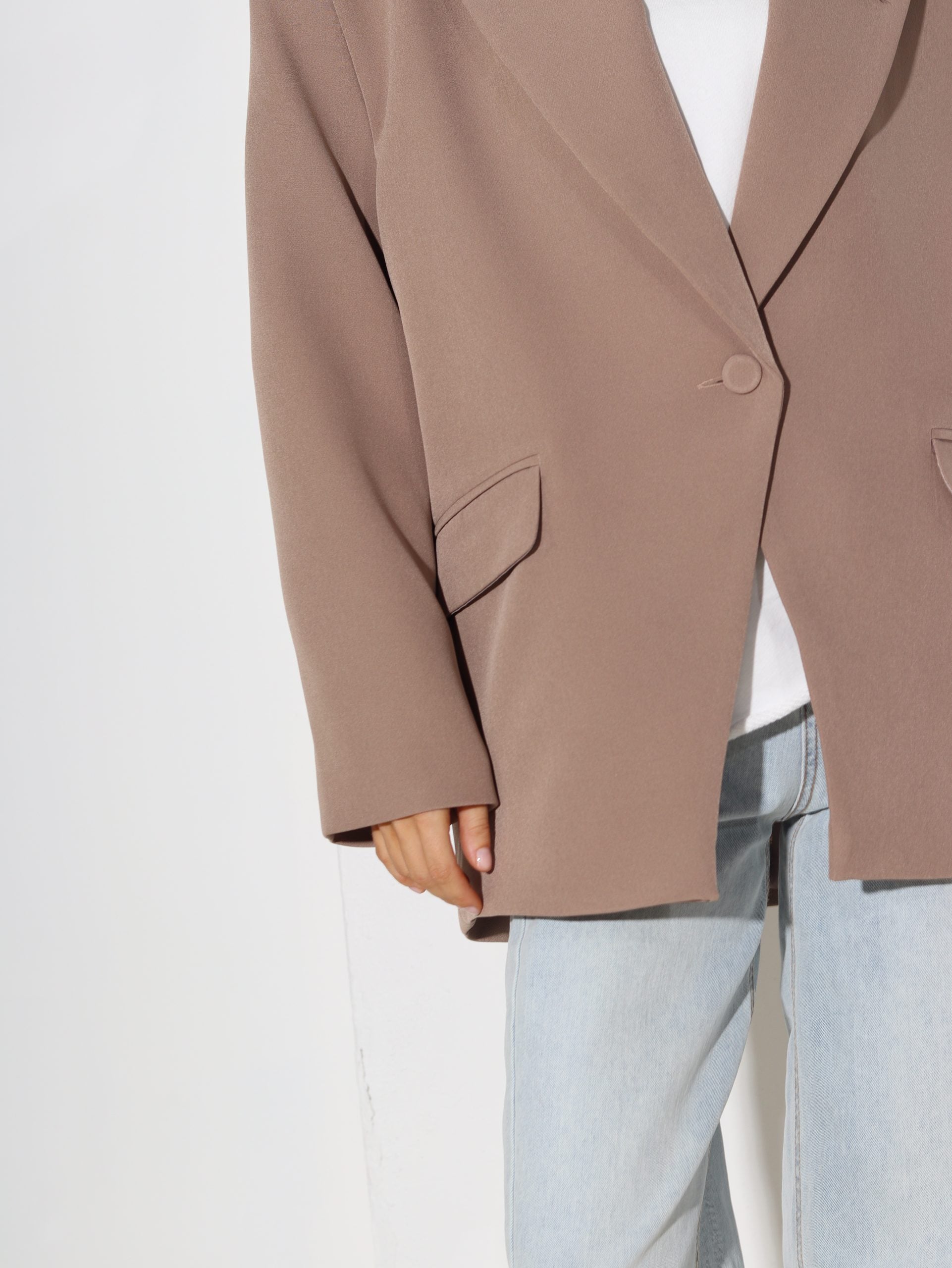 Bēšas krāsas oversize žakete ar pogas aizdari - 16319