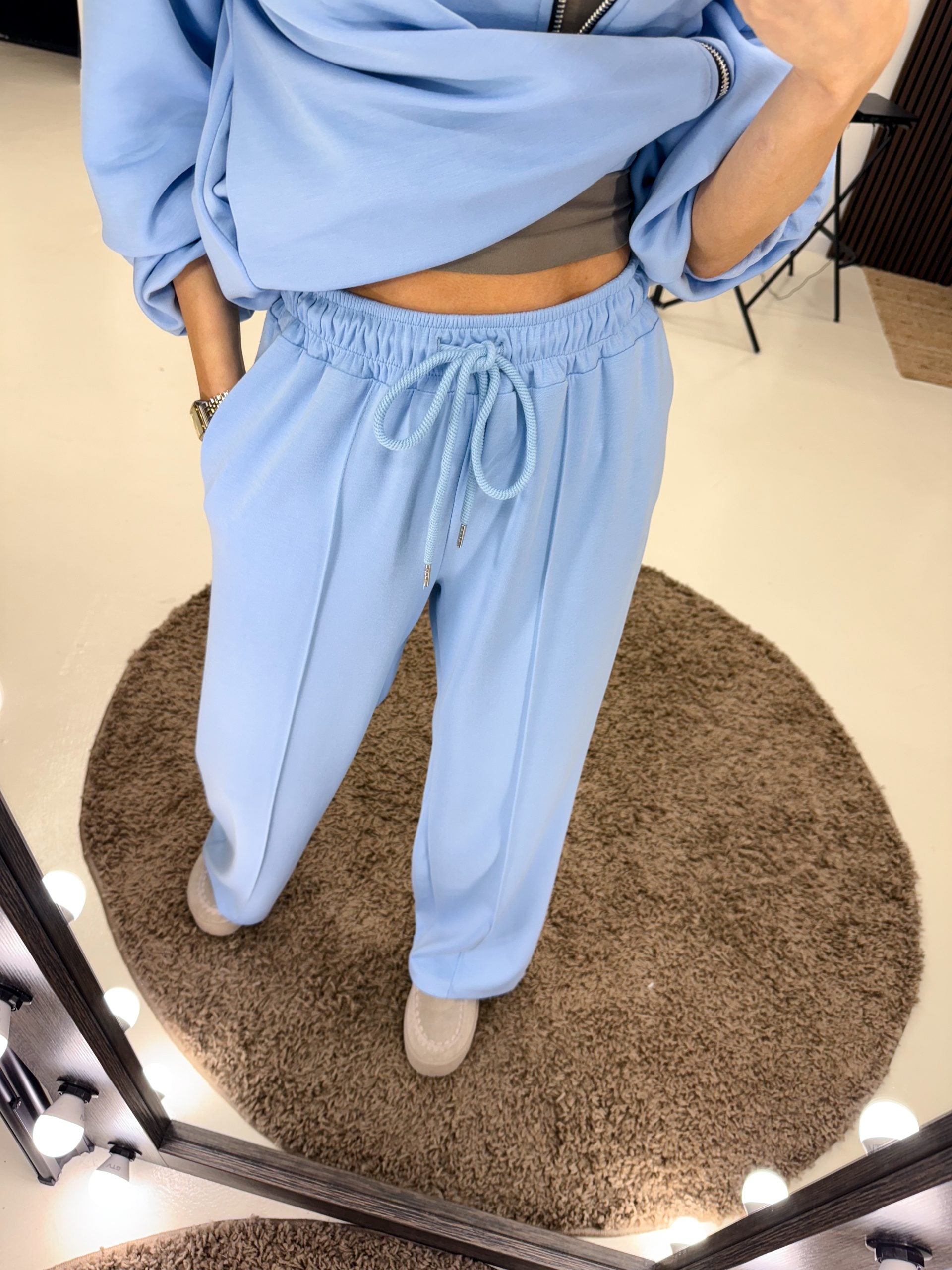 Zilas brīvā stila bikses ar viduslīniju staros - 14337