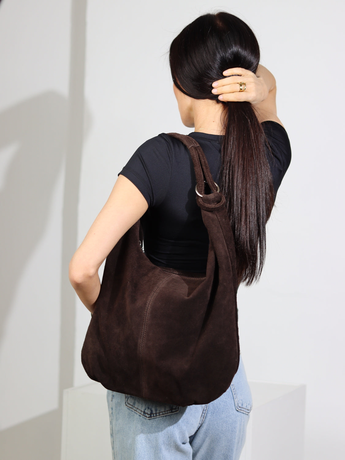 Tumši brūnas krāsas mīksta zamšādas soma ar cilpiņrokturi - 15751