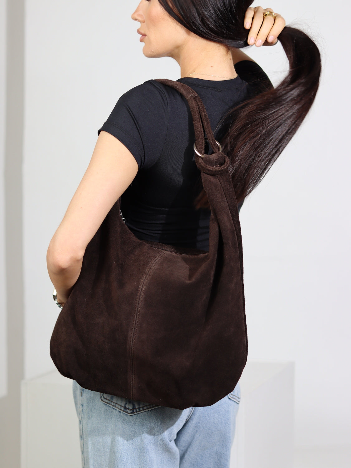 Tumši brūnas krāsas mīksta zamšādas soma ar cilpiņrokturi - 15751