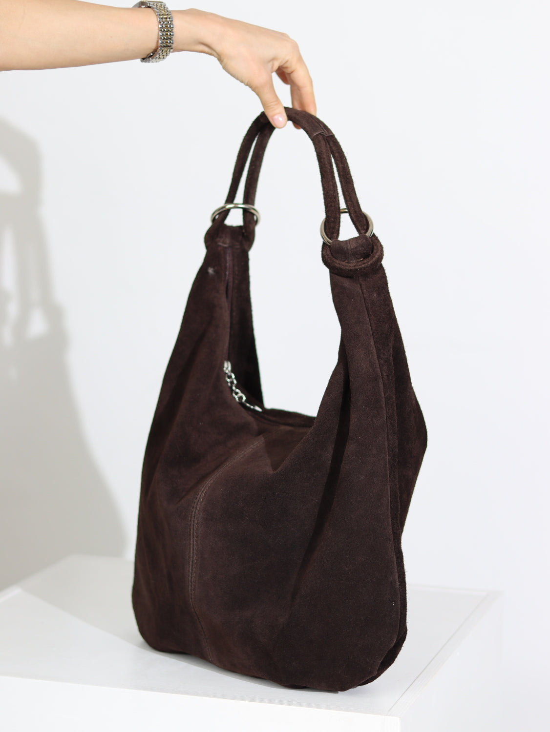 Tumši brūnas krāsas mīksta zamšādas soma ar cilpiņrokturi - 15751