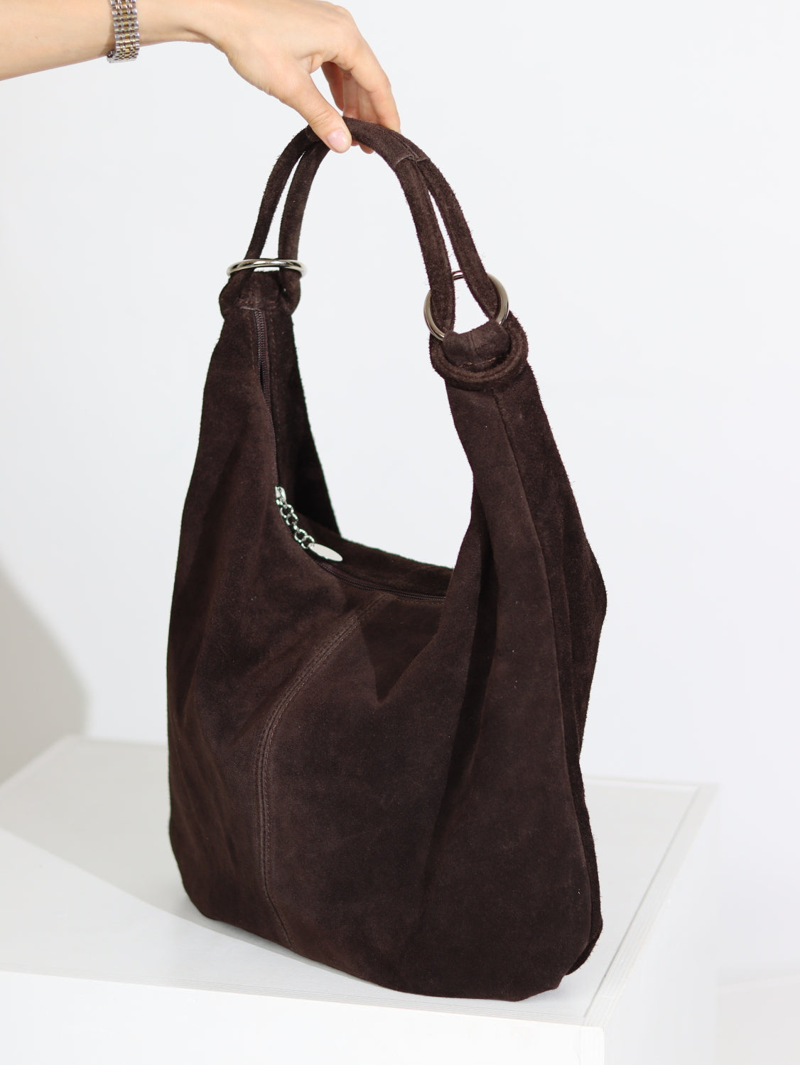 Tumši brūnas krāsas mīksta zamšādas soma ar cilpiņrokturi - 15751