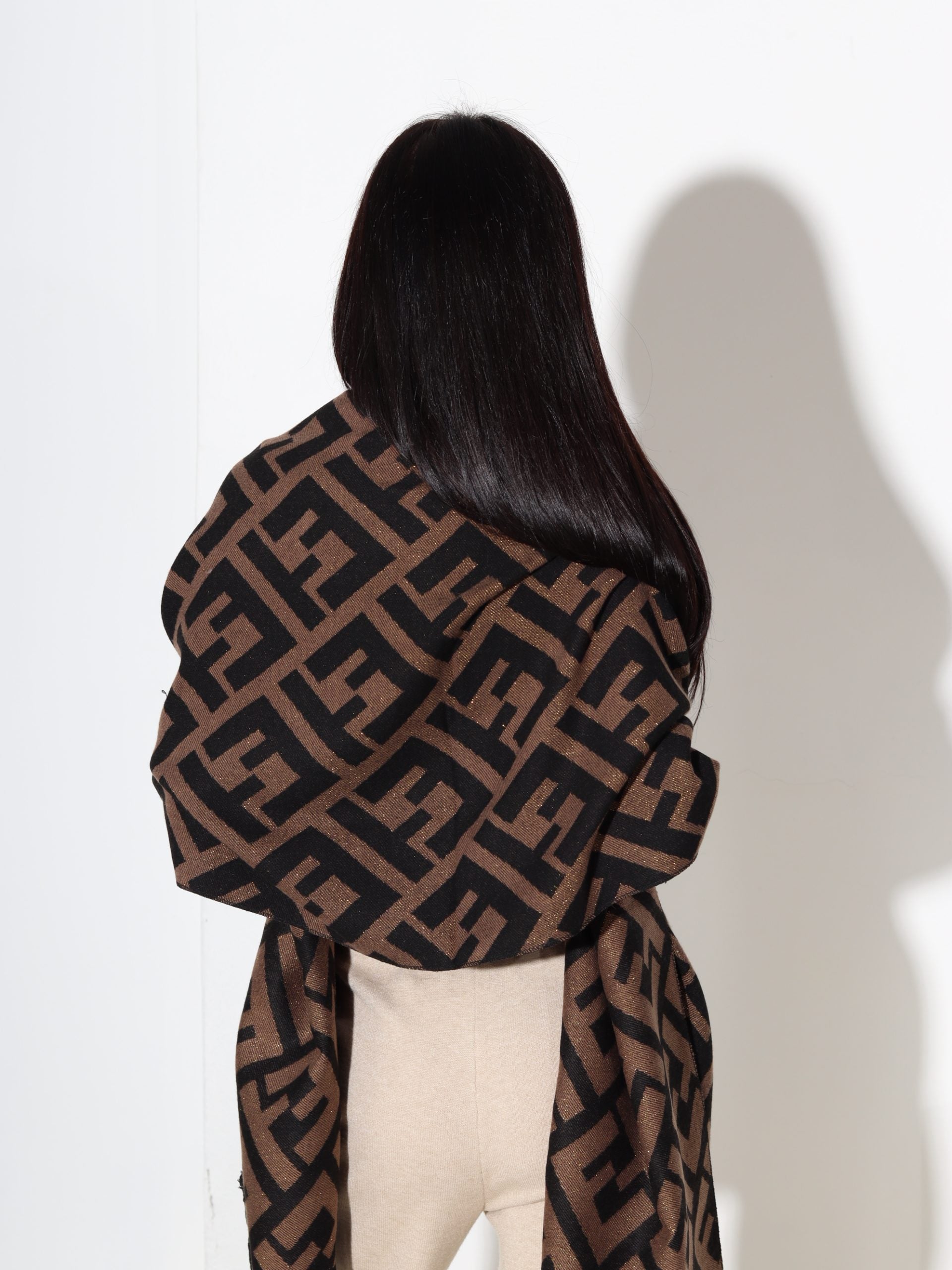 Melna šalle ar ornamenta rakstu - 17421