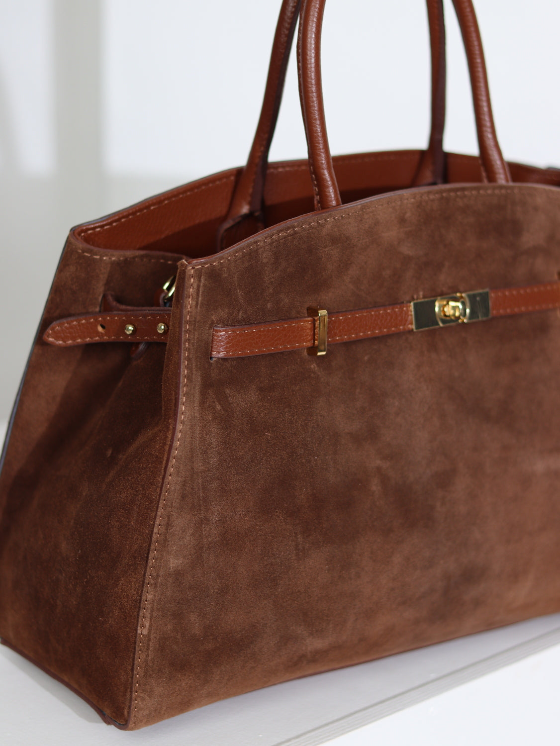 Brūna krāsas zamšādas soma ar ādas rokturi - 15747