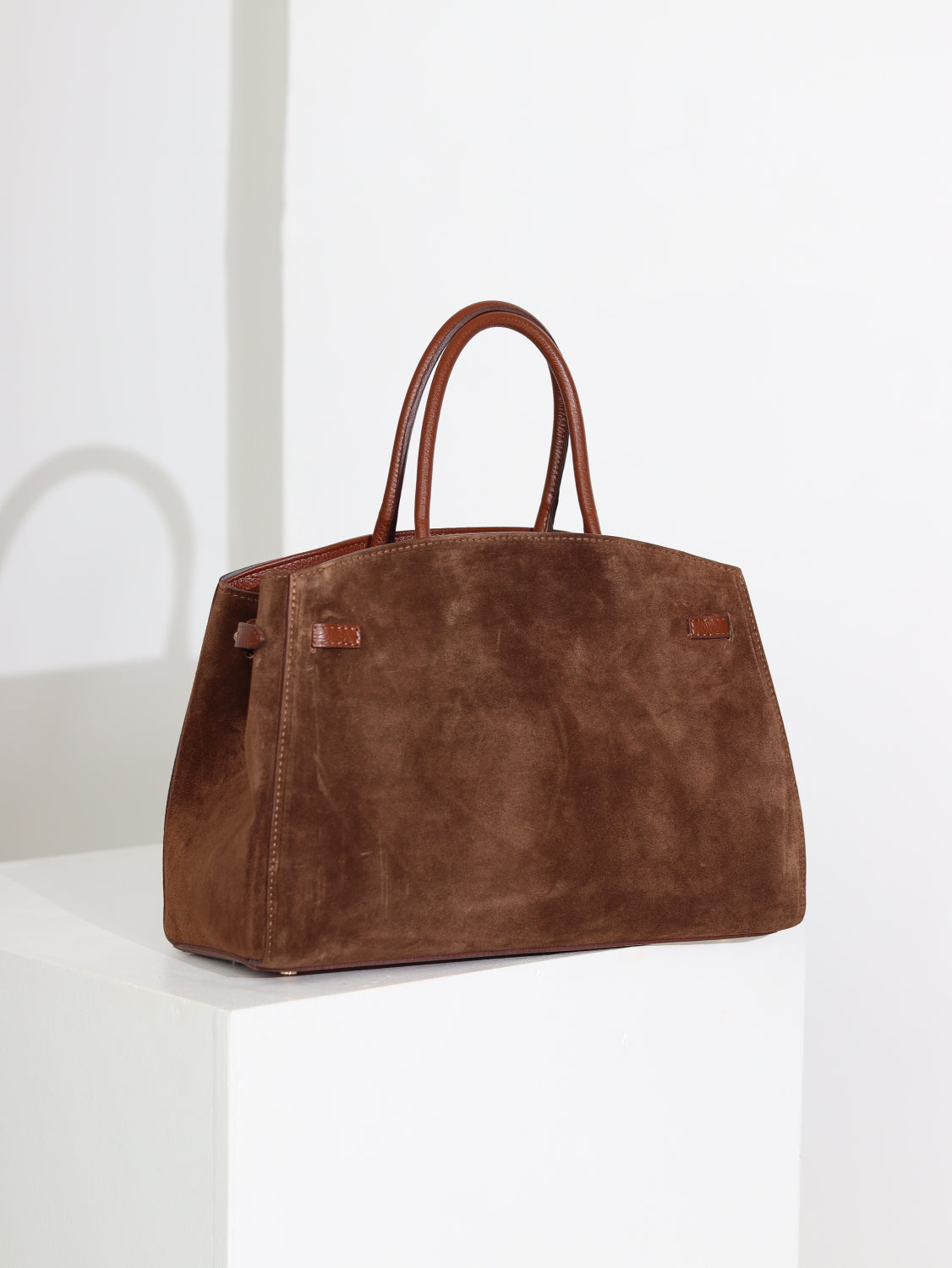 Brūna krāsas zamšādas soma ar ādas rokturi - 15747