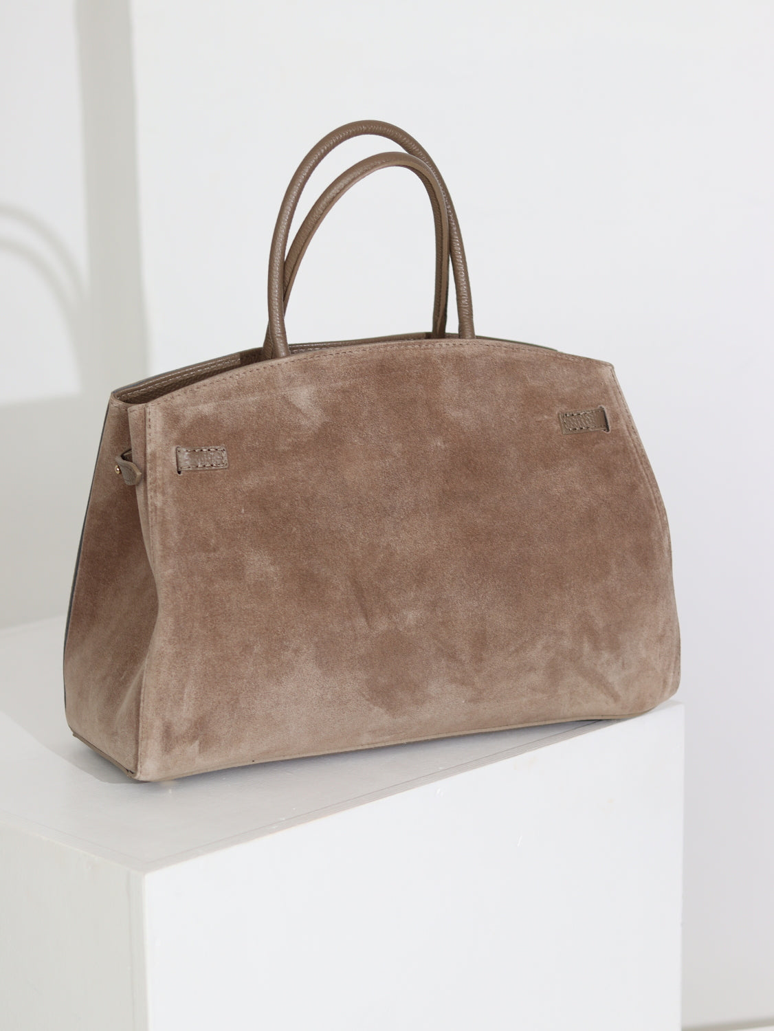 Taupes krāsas zamšādas soma ar ādas rokturi - 15748