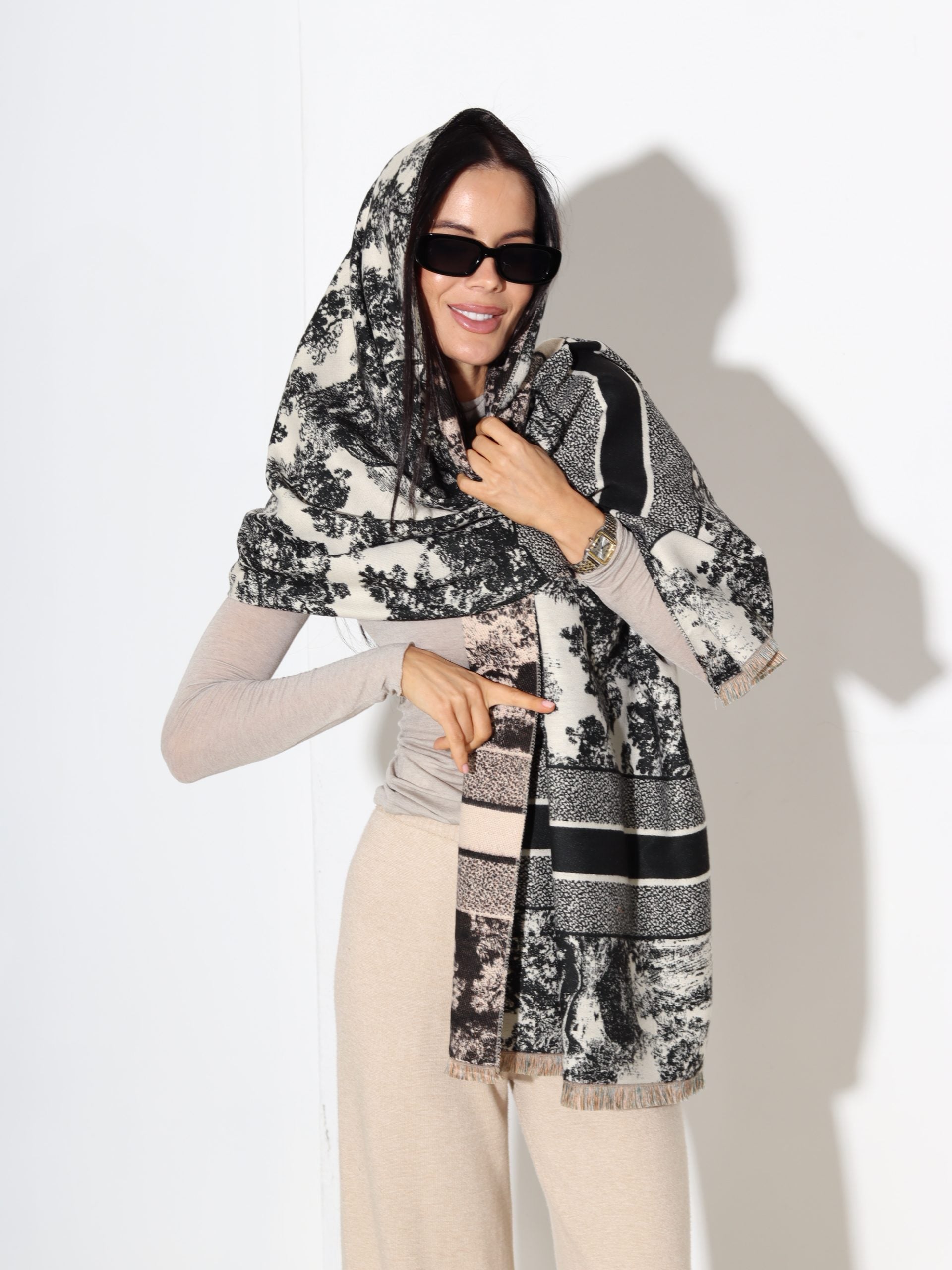 Melna šalle ar gleznas printu - 17422