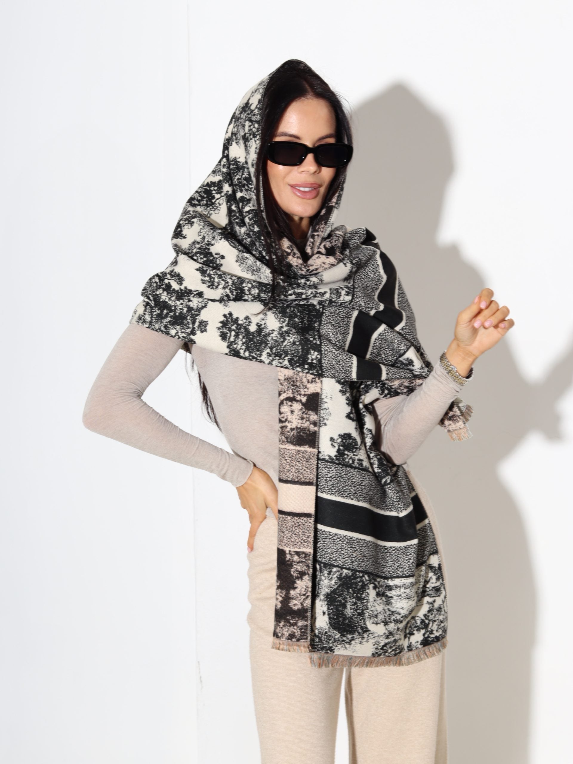 Melna šalle ar gleznas printu - 17422