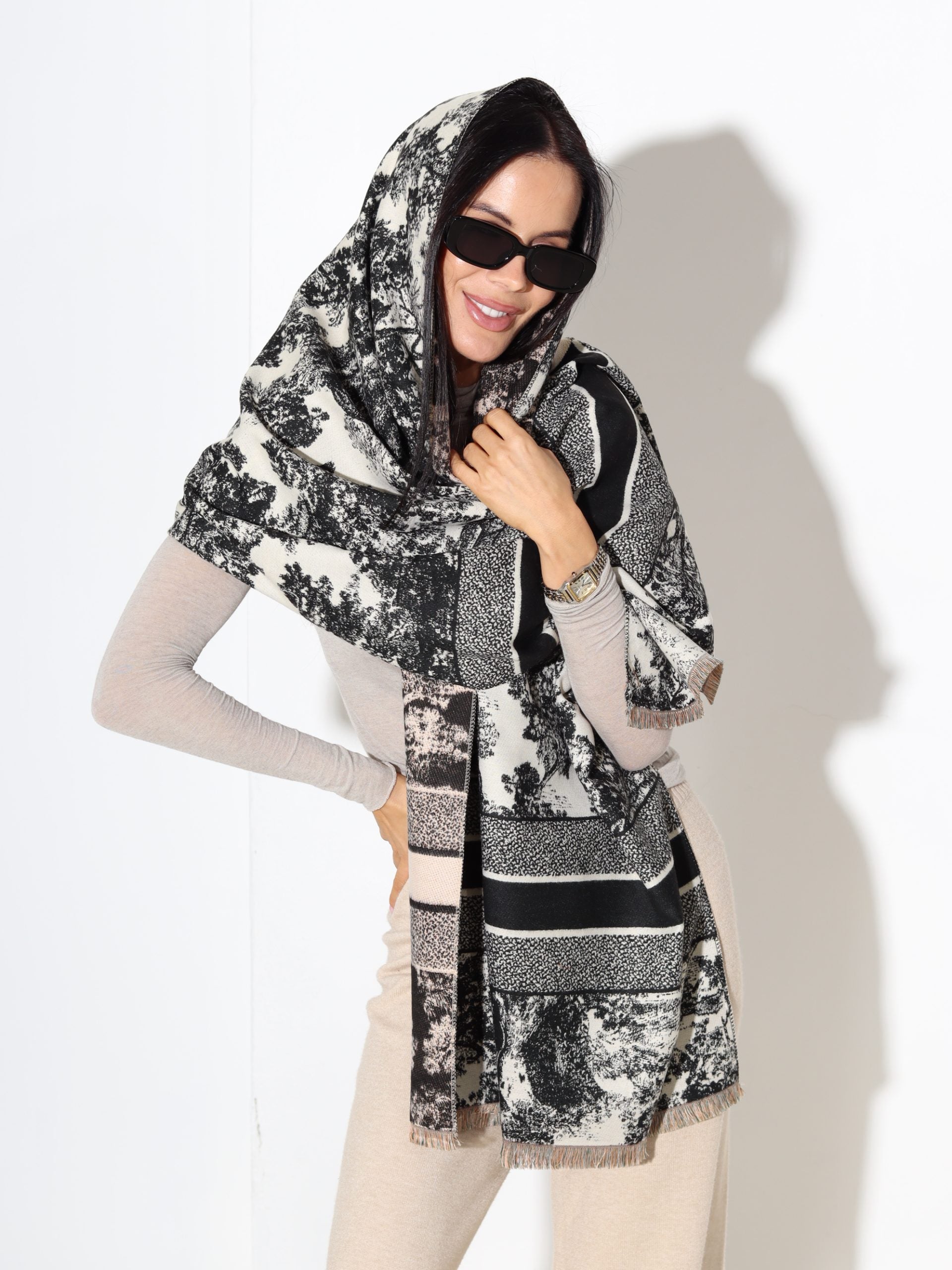 Melna šalle ar gleznas printu - 17422