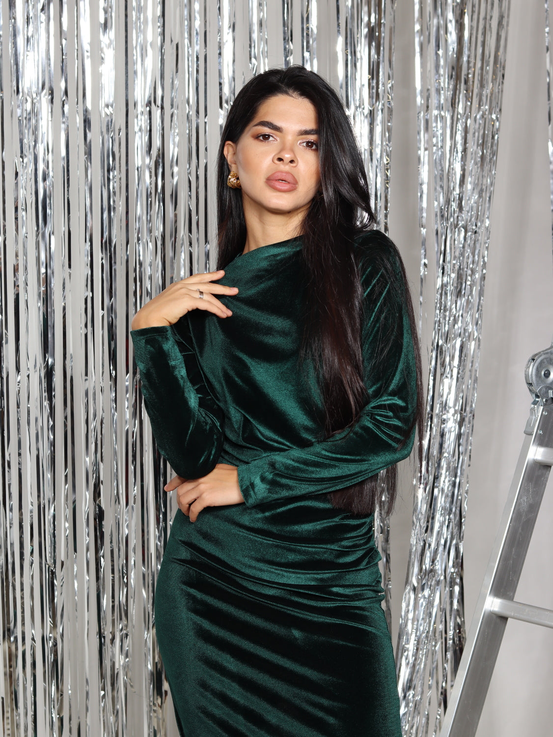 Zaļa, midī samta auduma kleita uz augumu - 13754