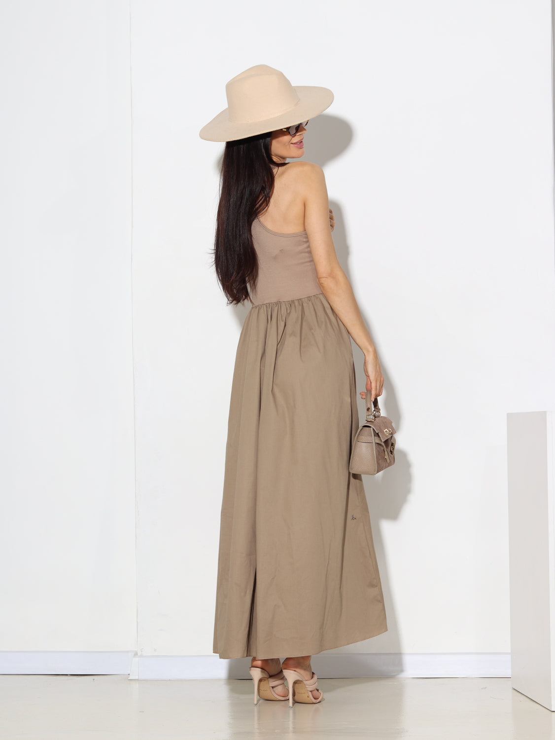 Bēša gara kleita ar kuplu svārku daļu - 15812