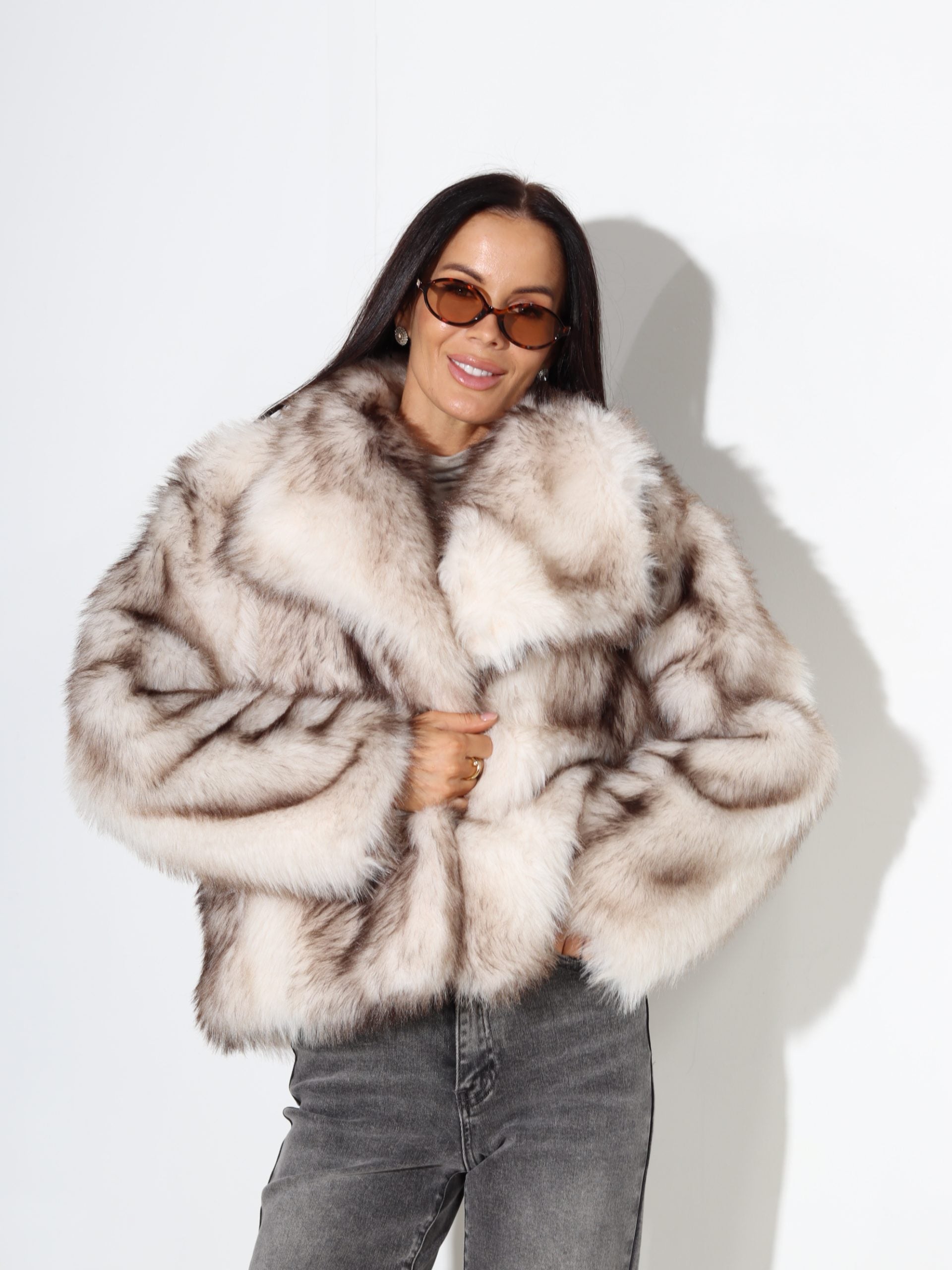 Balts + brūns īss m/ā kažoks ar klasisku atloku - 17754