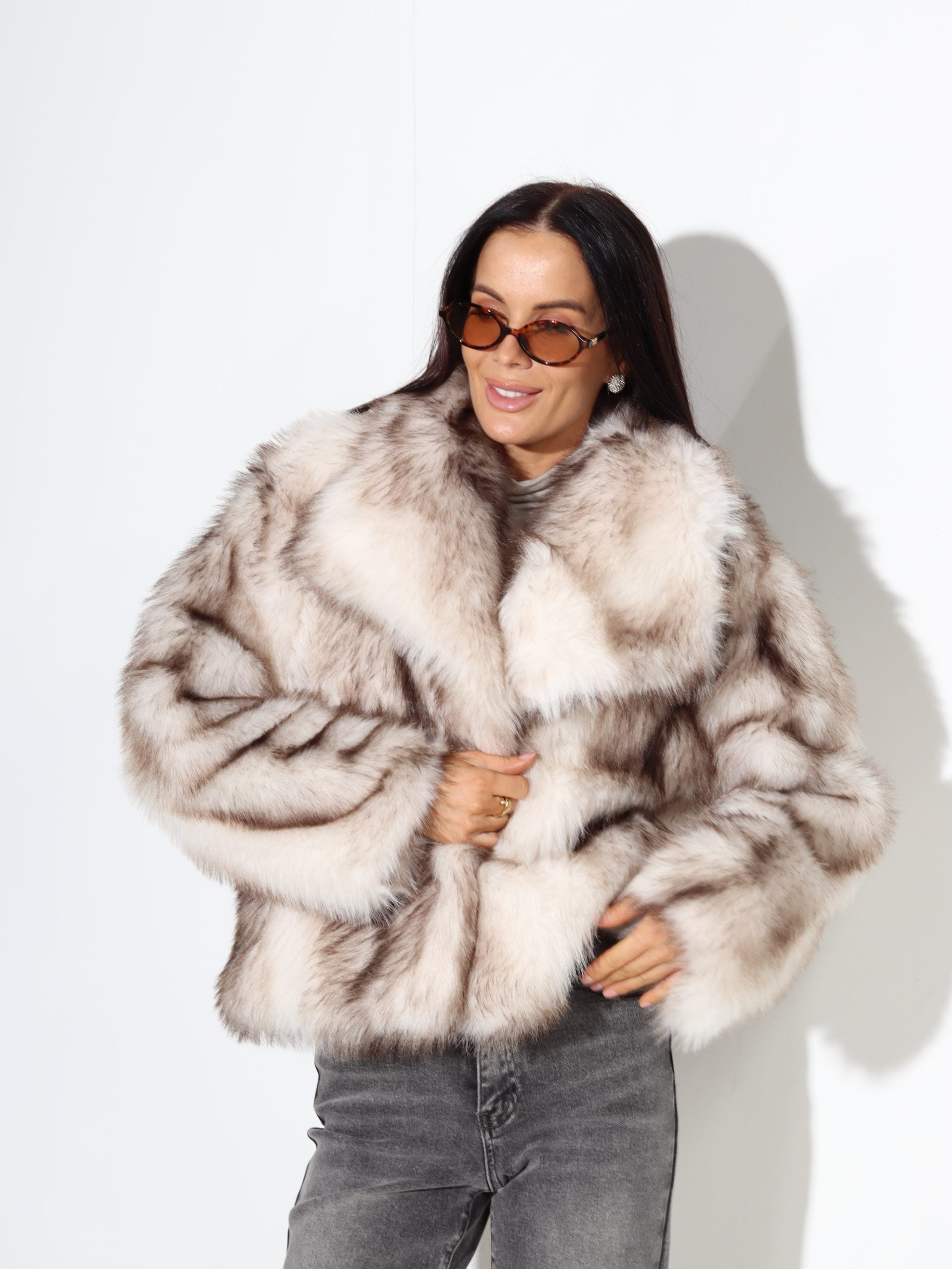 Balts + brūns īss m/ā kažoks ar klasisku atloku - 17754