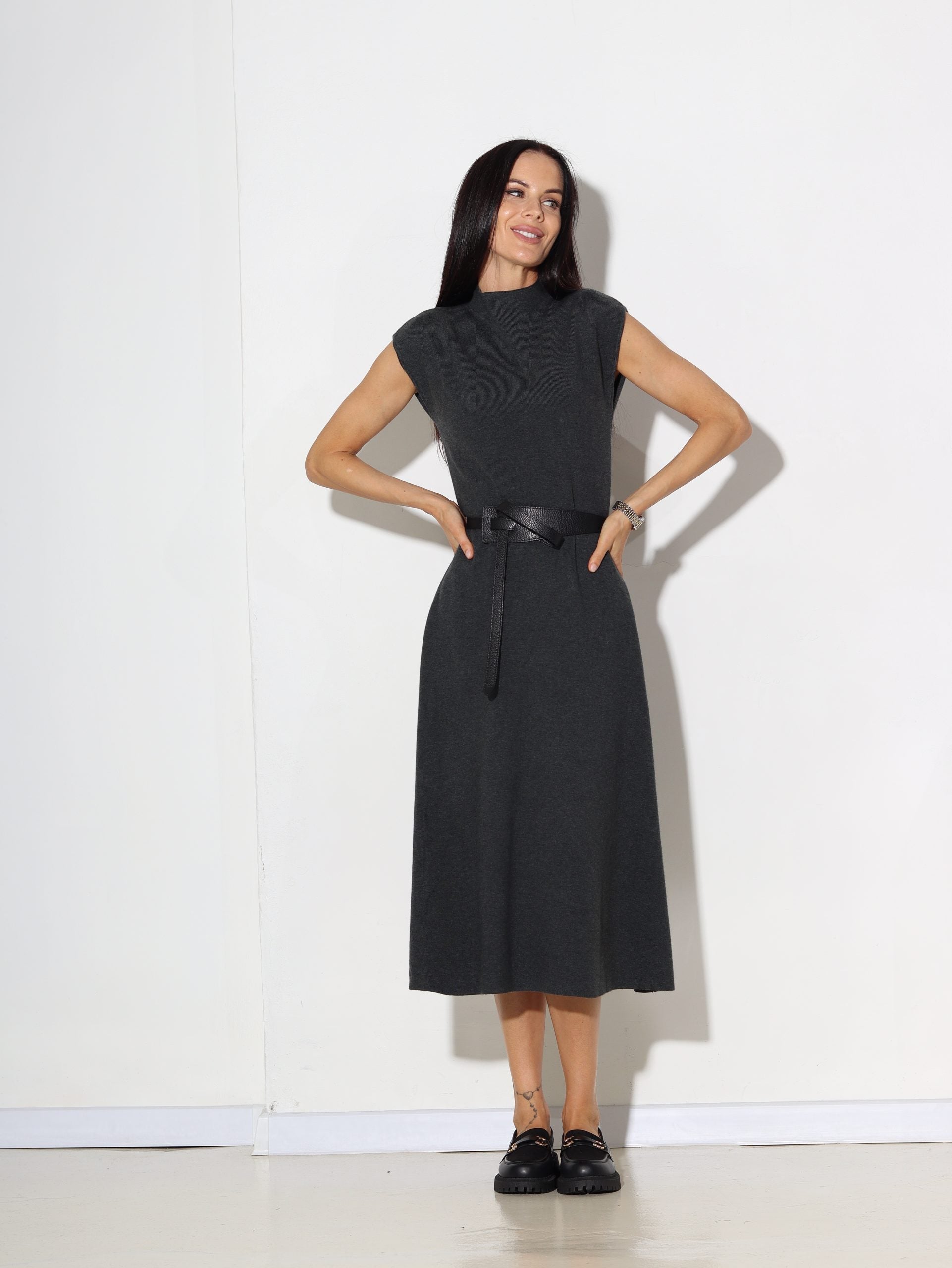 Tumši pelēka, adīta kleita, Midi, bez piedurknēm- 16379