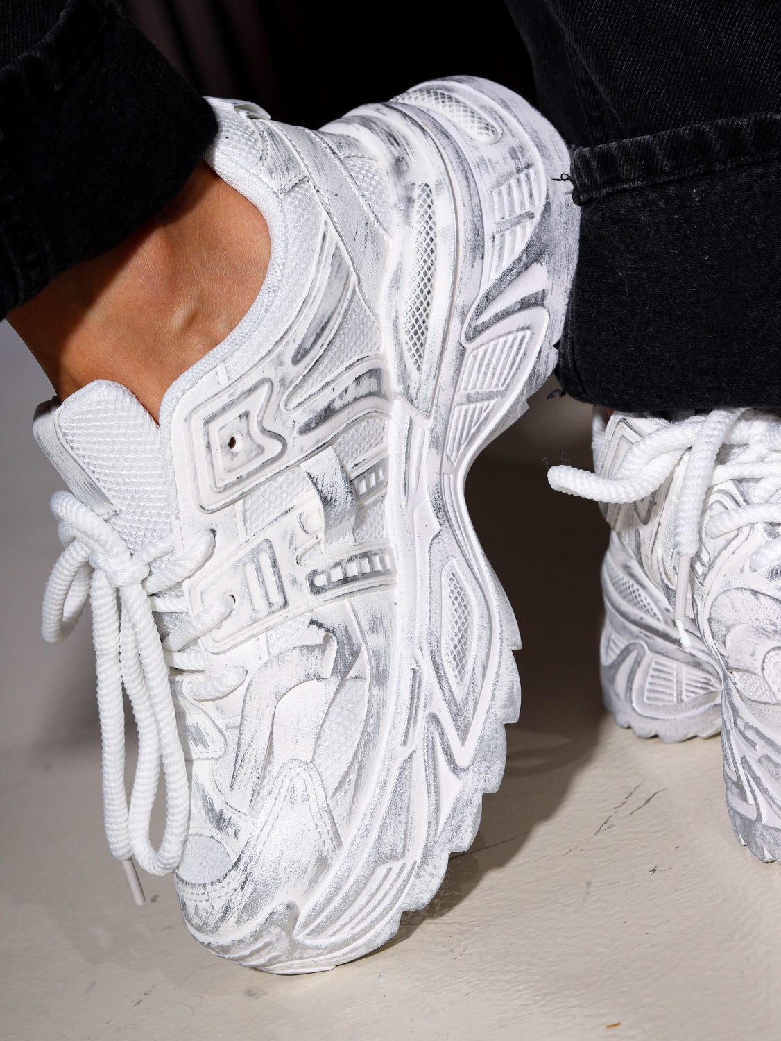 Balti brīvā laika apavi ar stilizētiem traipiem - 14413