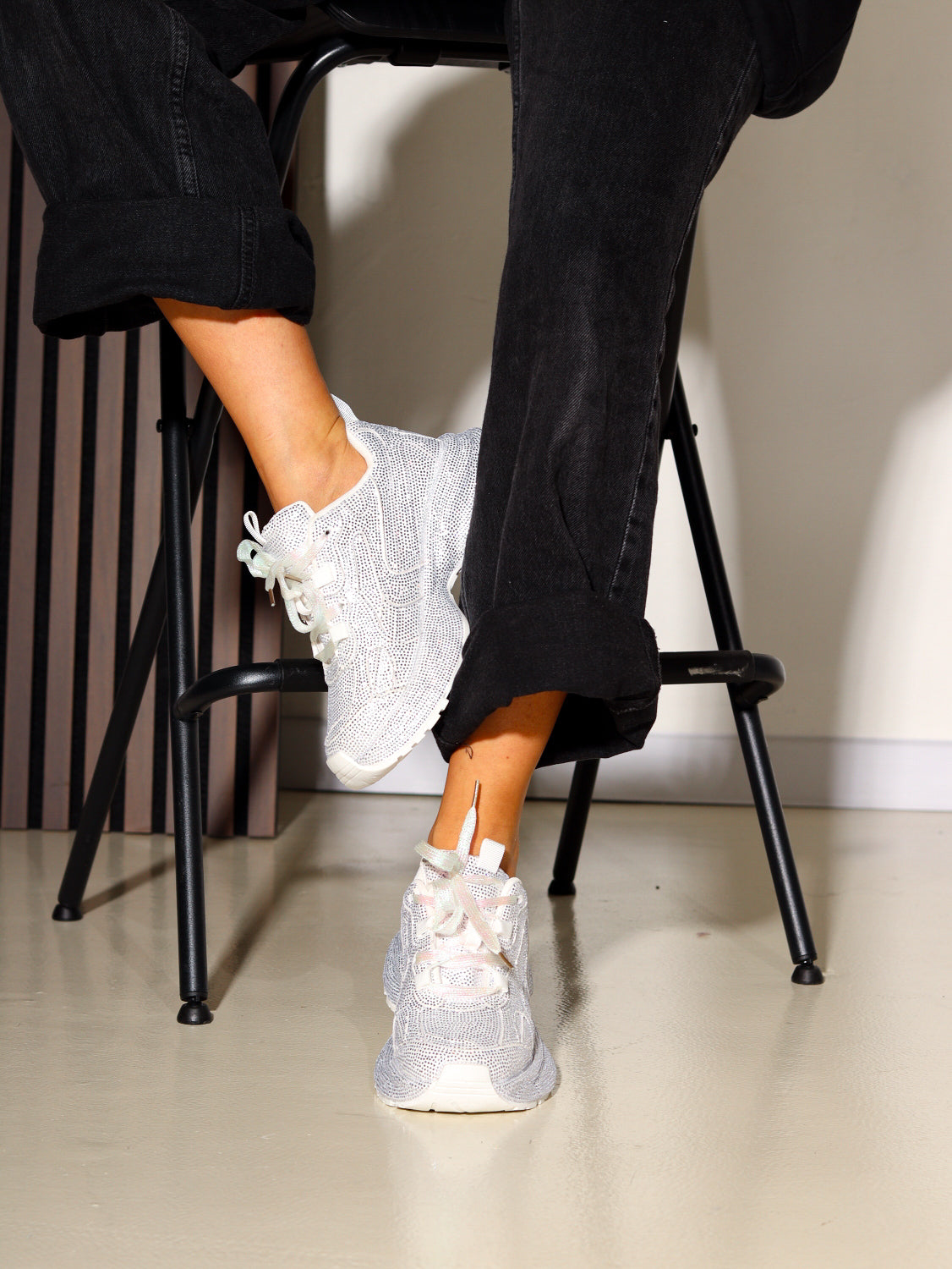 Balti, brīva laika apavi ar mirdzošu pārklājumu - 14417