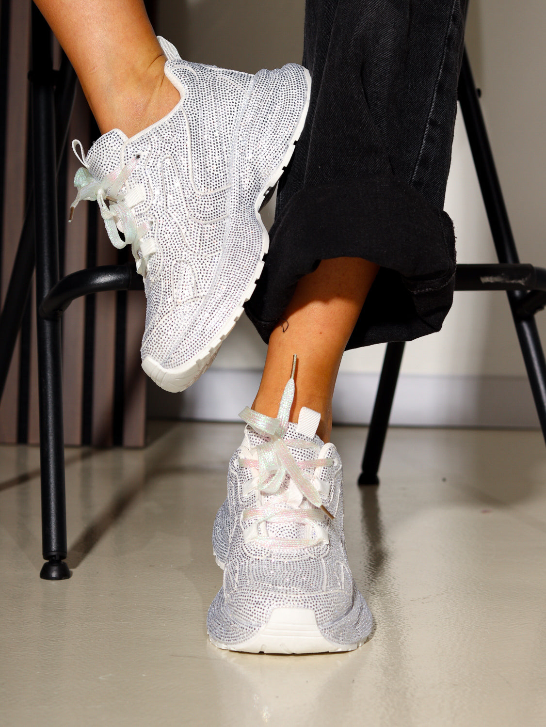 Balti, brīva laika apavi ar mirdzošu pārklājumu - 14417