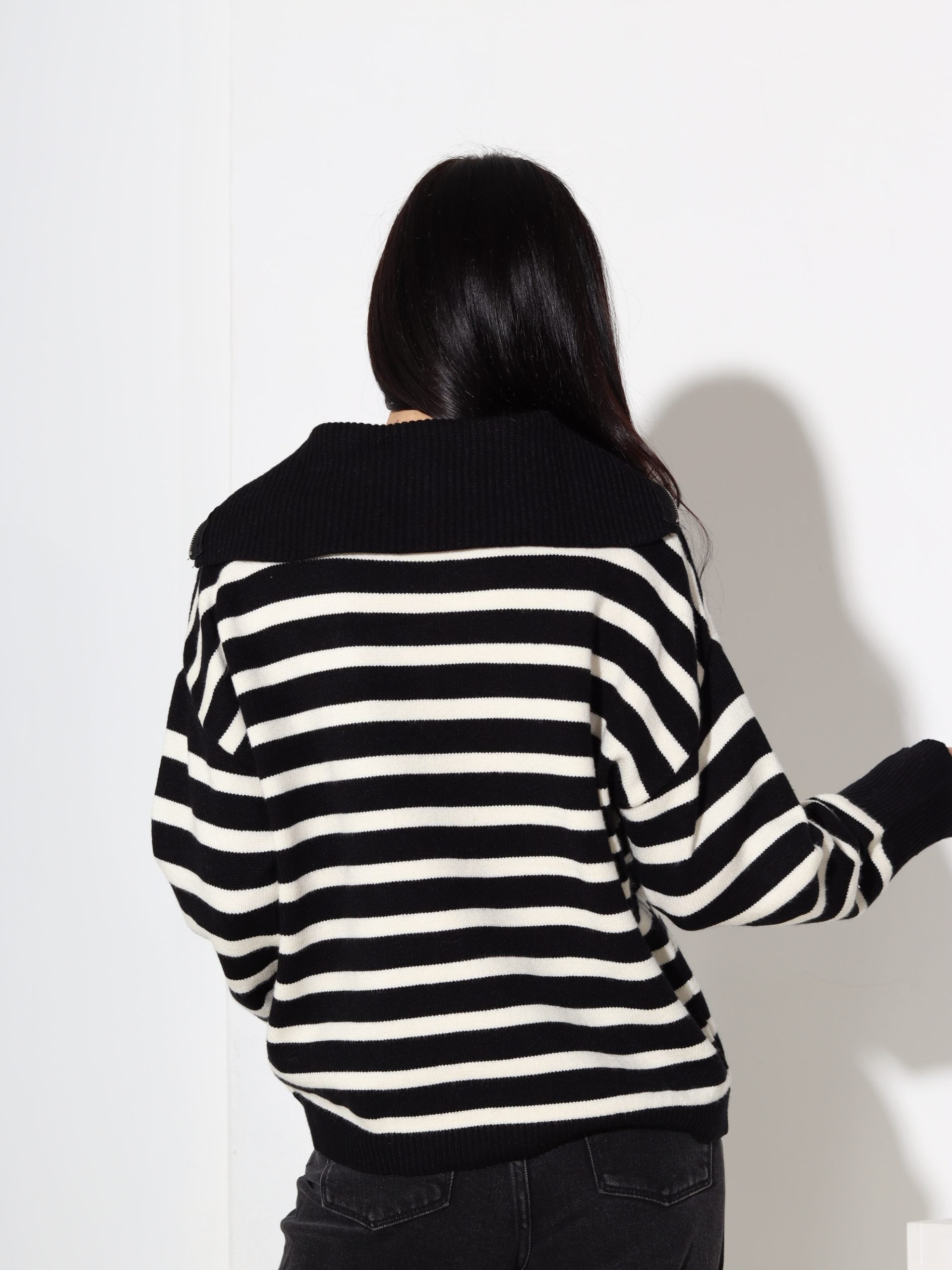 Balts/melns džemperis ar atveramu kakla atloku - 17468