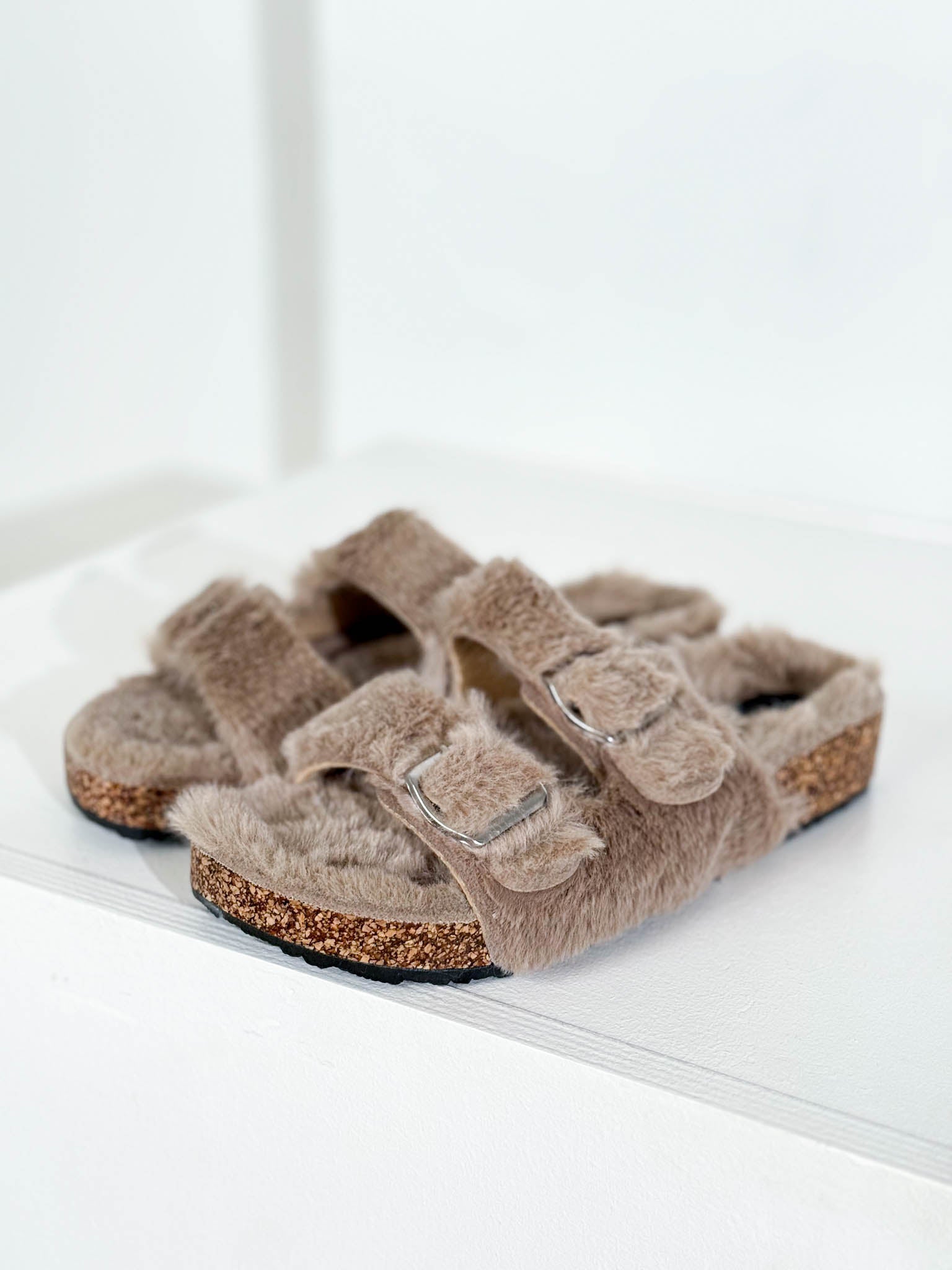 Bēšas, pūkainas čības, vaļējas - 15883