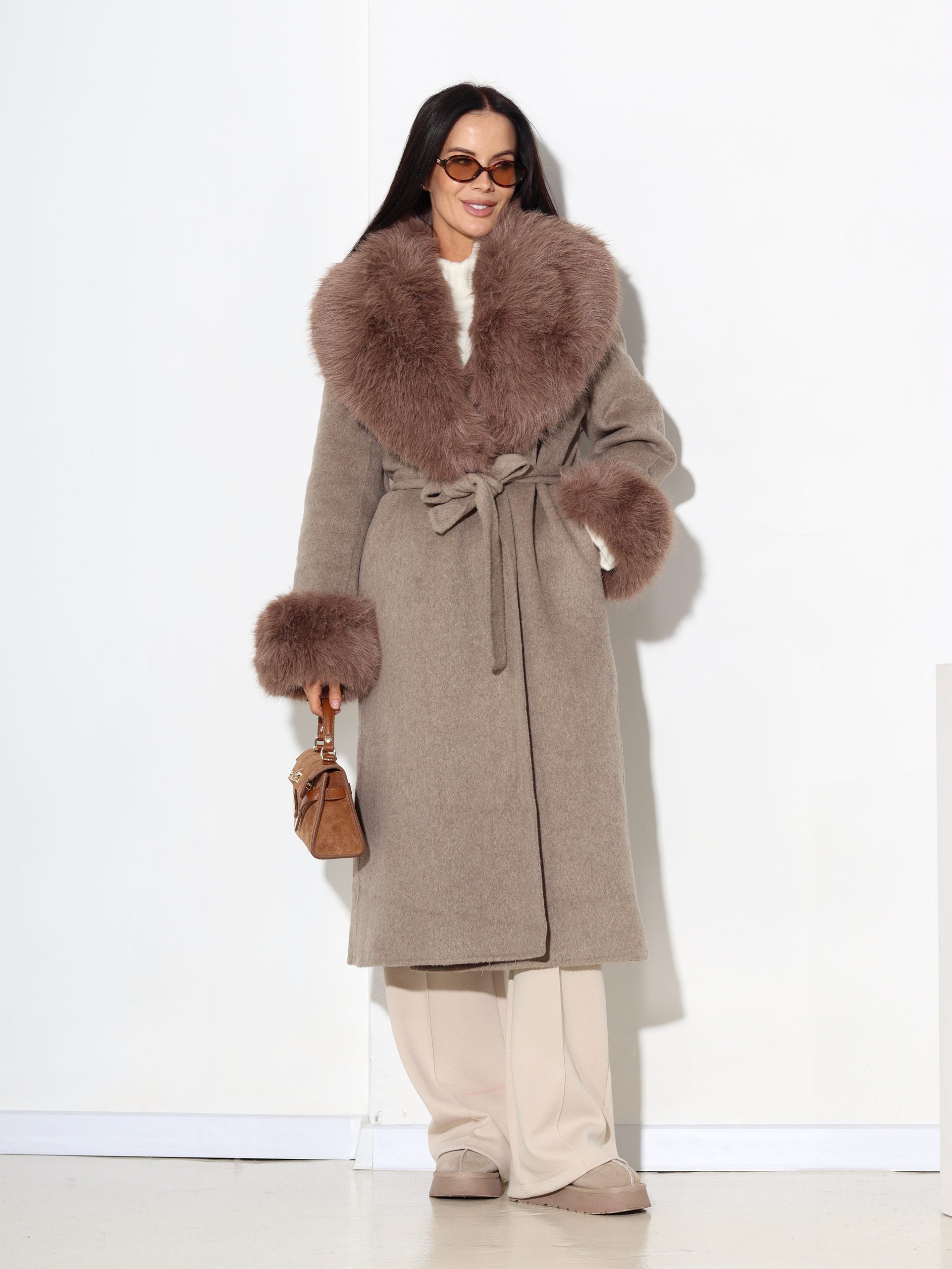 Taupes tonī vilnas mētelis ar spalvas akcentu - 17045