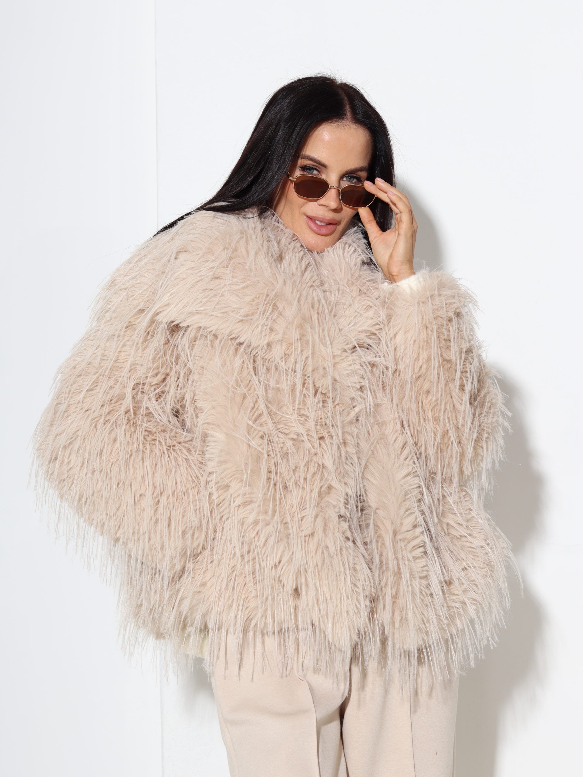 Bēšs m/ā kažociņš ar dažāda garuma spalviņu - 17034