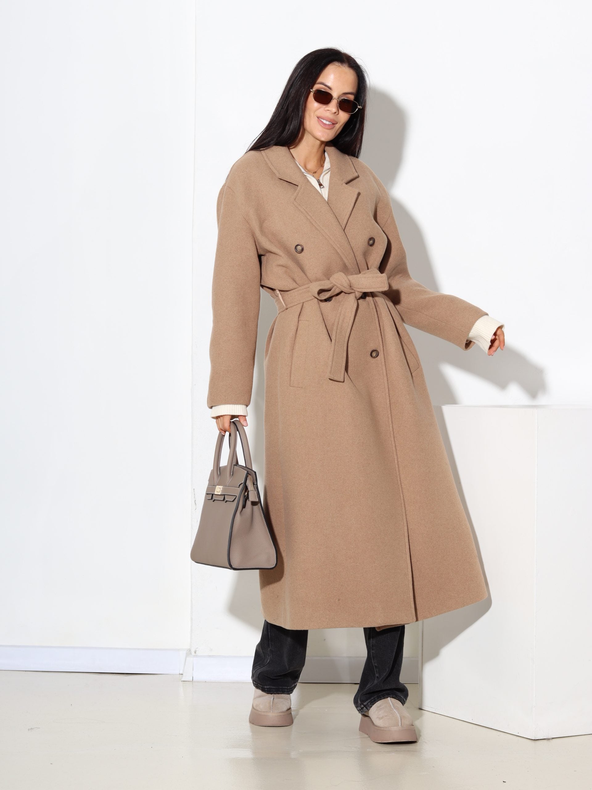 Bēšas krāsas mētelis ar jostiņu, vilnu sastāvā - 17445