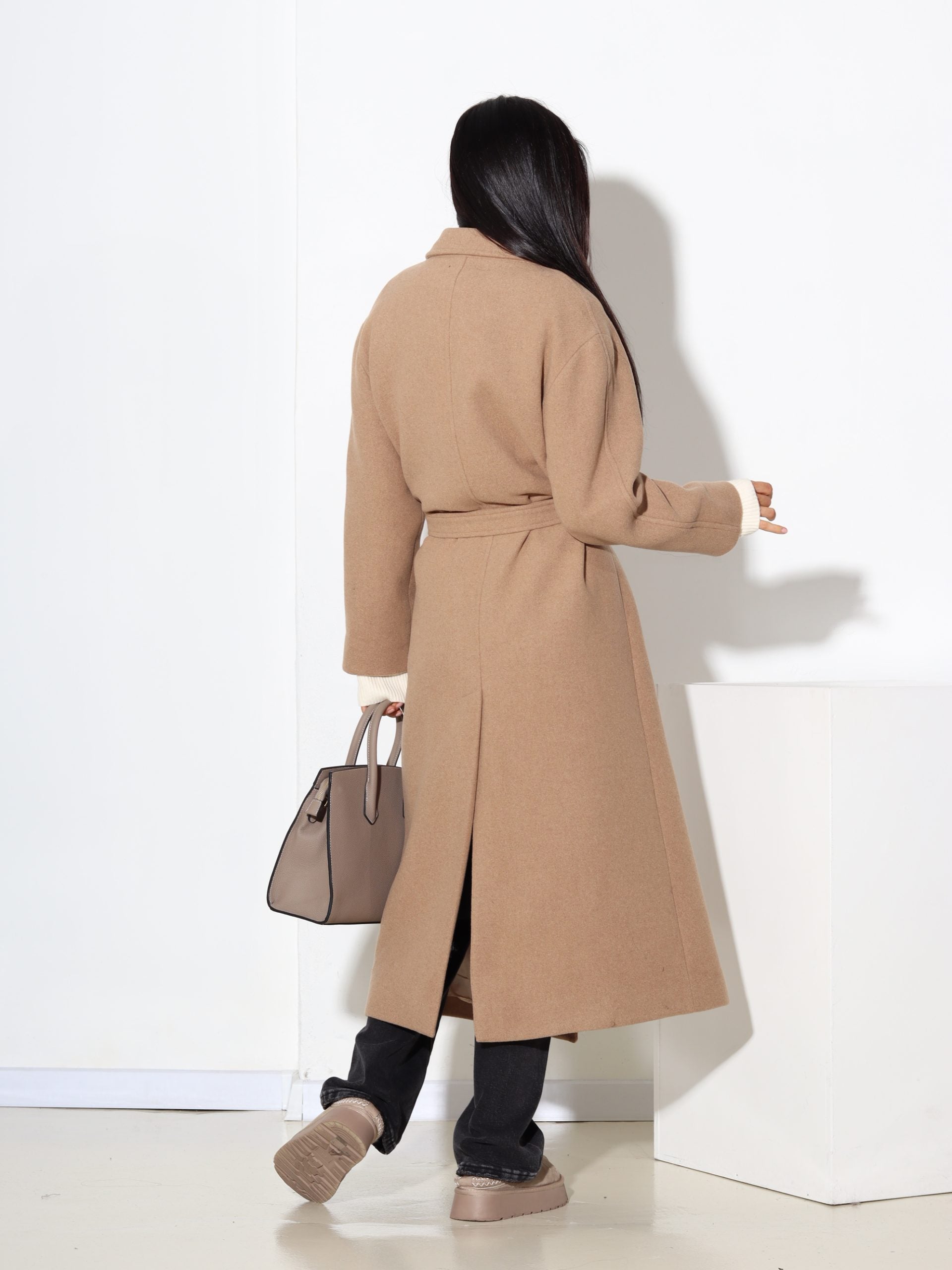 Bēšas krāsas mētelis ar jostiņu, vilnu sastāvā - 17445