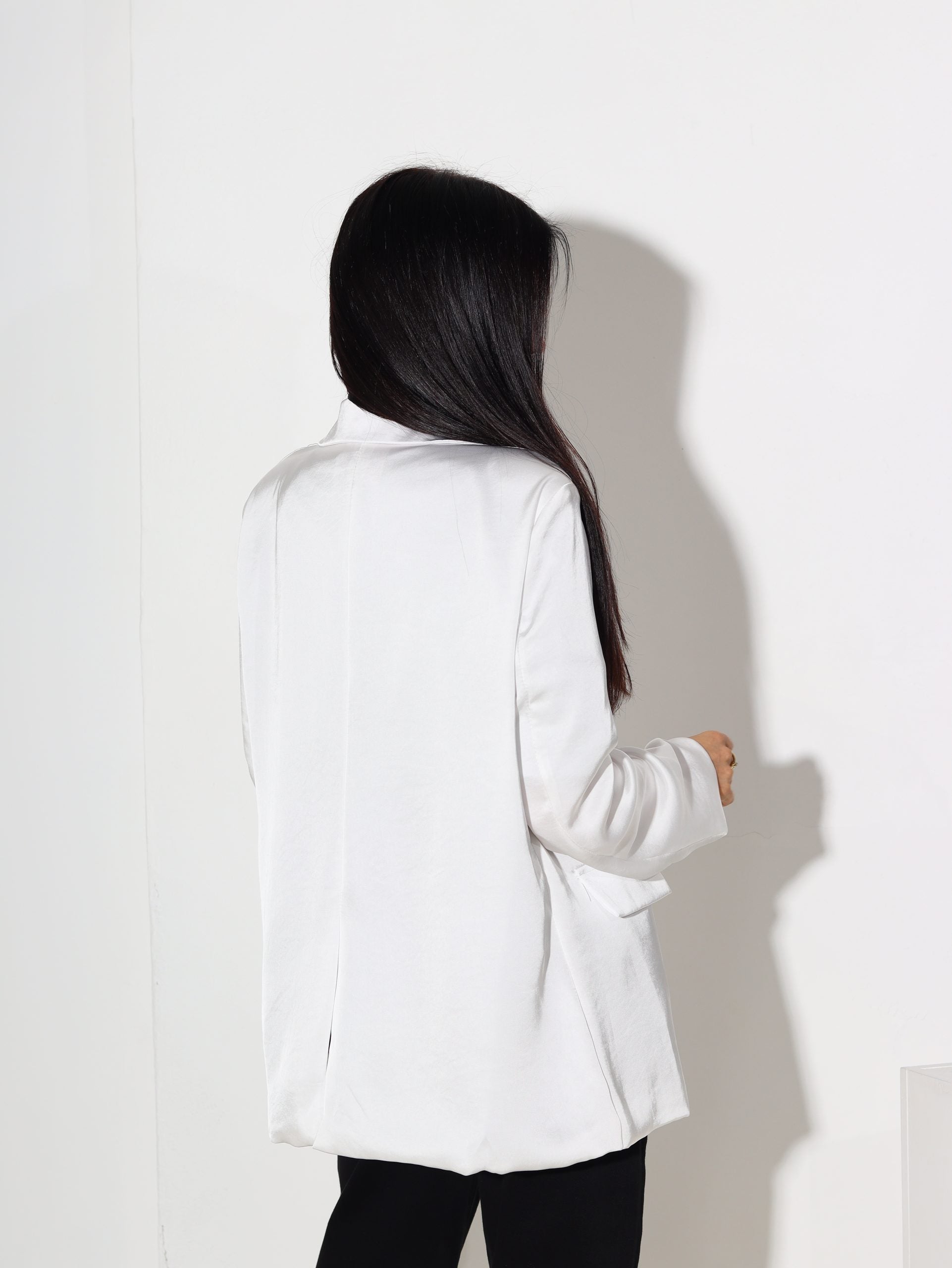 Balta zīdīga auduma žakete ar 2 pogu aizdari - 16407