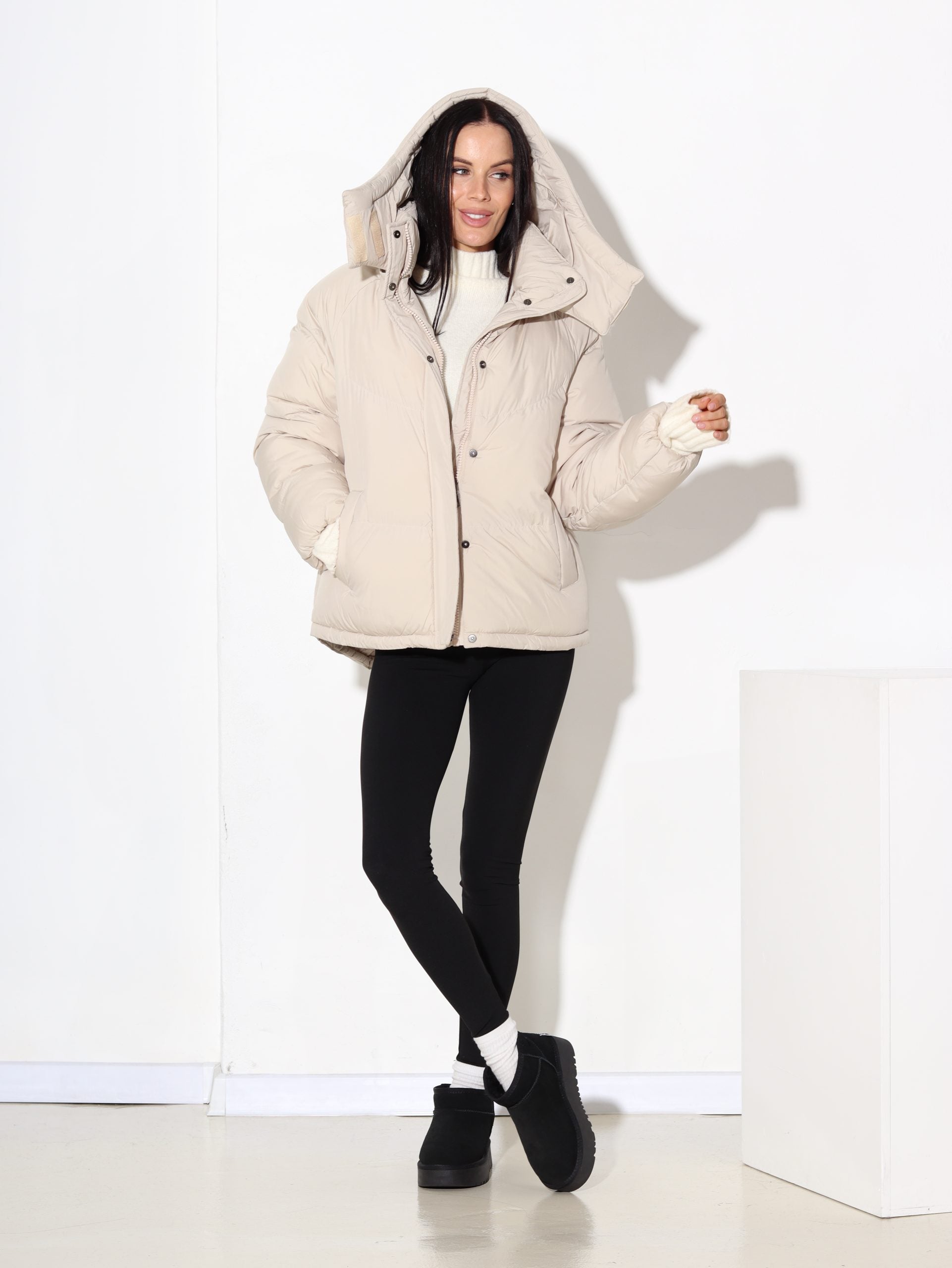 Bēša, brīva piegriezuma virsjaka ar noņemamu kapuci - 17038