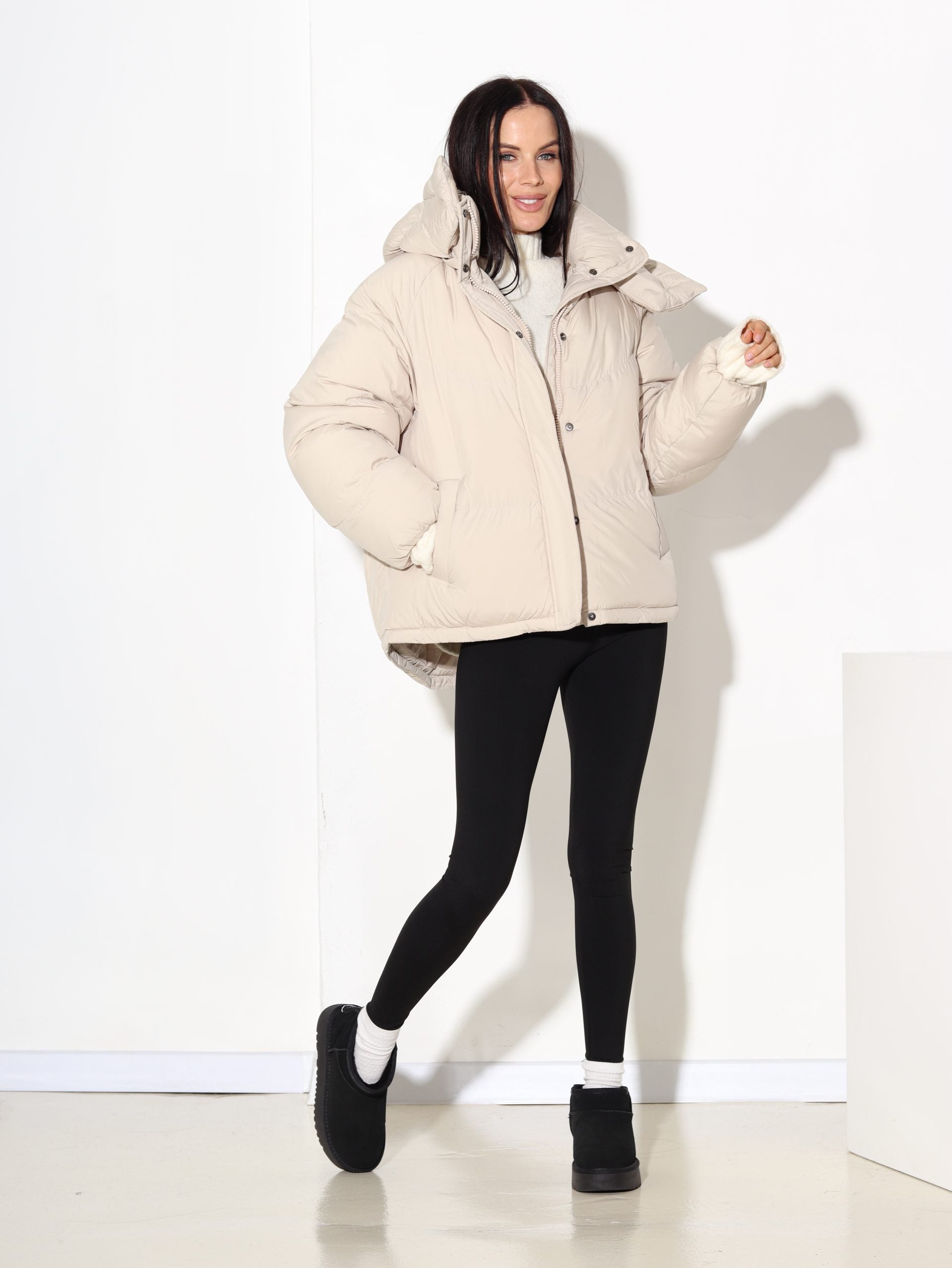 Bēša, brīva piegriezuma virsjaka ar noņemamu kapuci - 17038