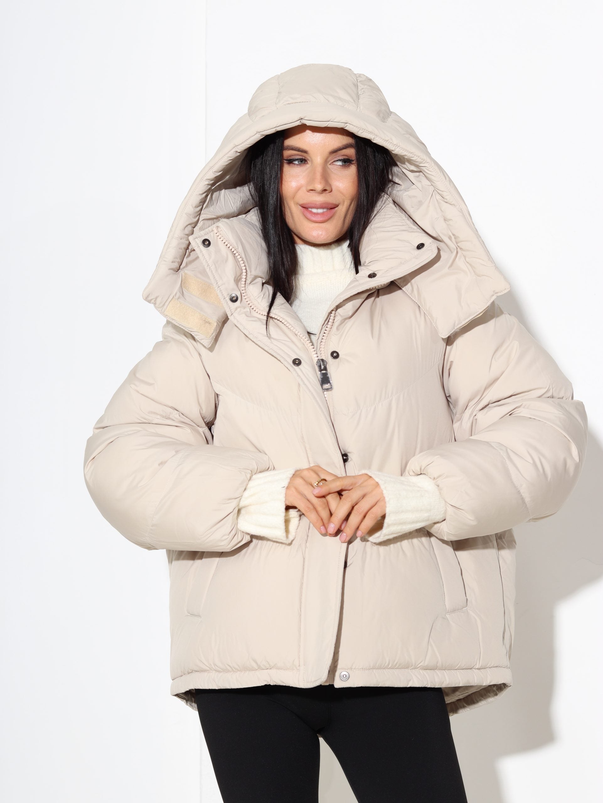 Bēša, brīva piegriezuma virsjaka ar noņemamu kapuci - 17038