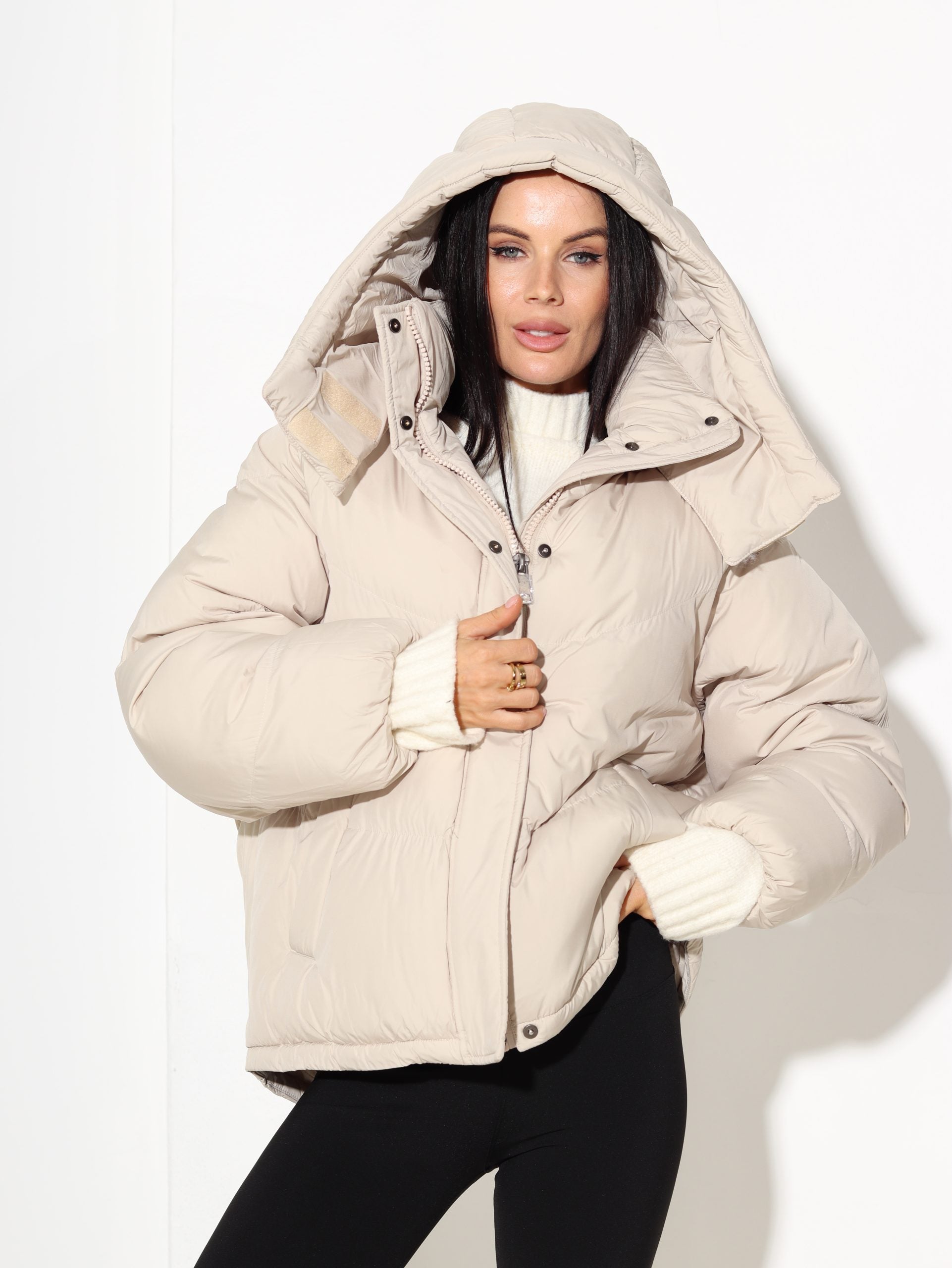 Bēša, brīva piegriezuma virsjaka ar noņemamu kapuci - 17038