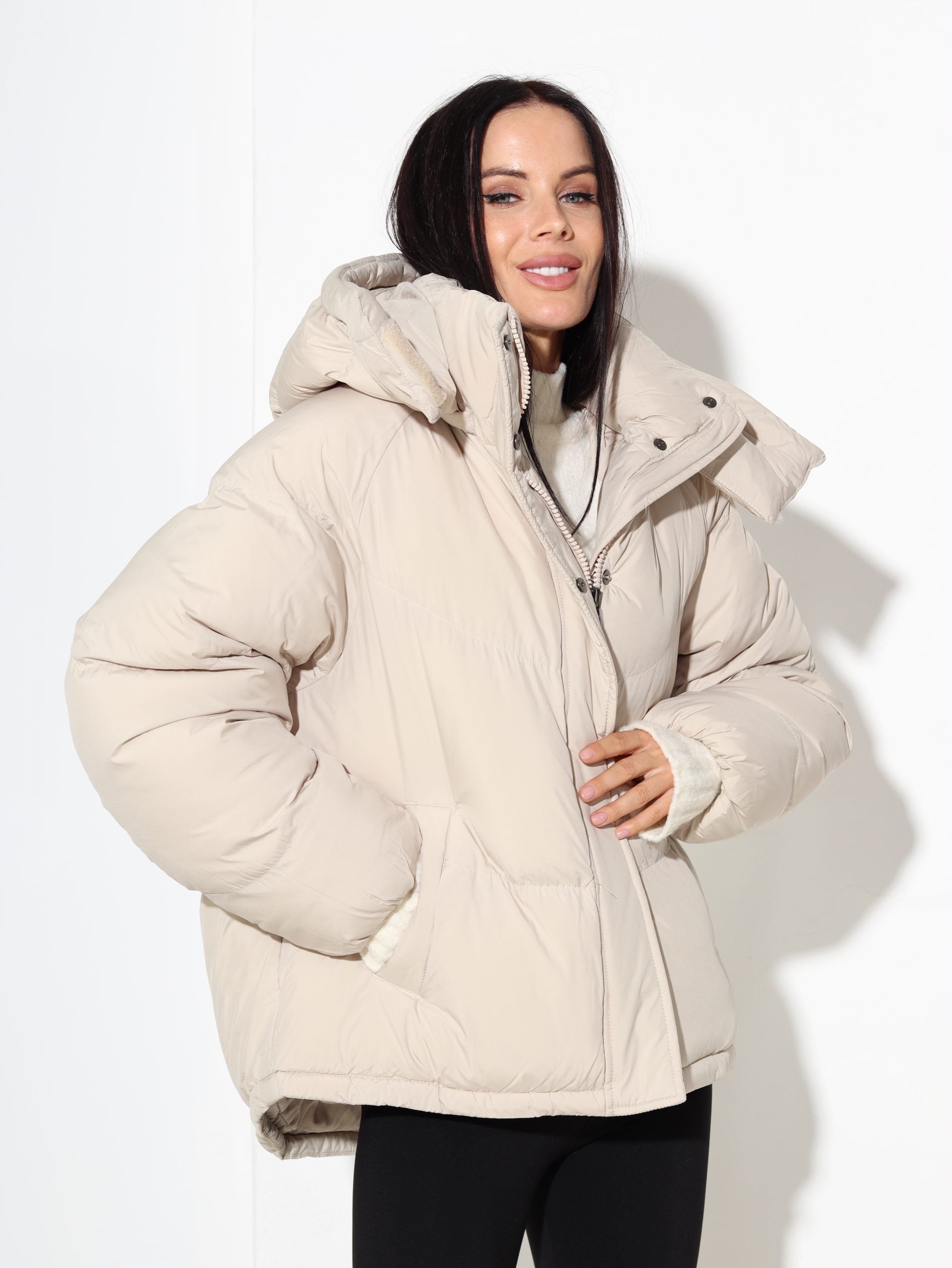 Bēša, brīva piegriezuma virsjaka ar noņemamu kapuci - 17038