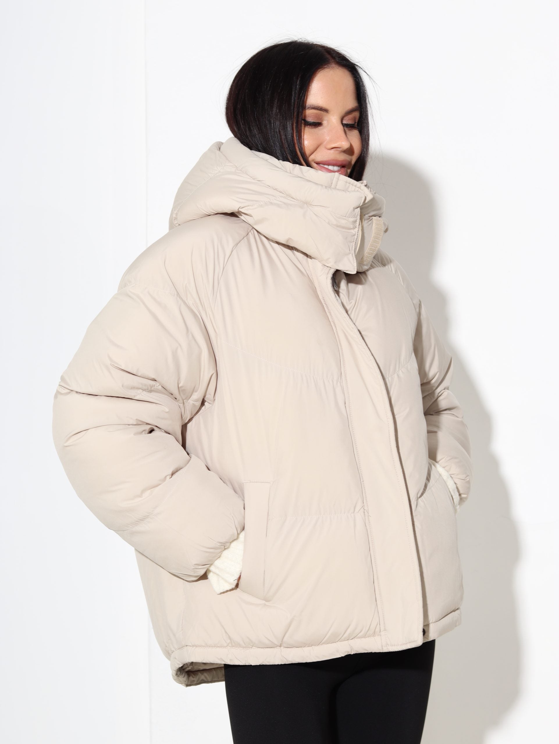 Bēša, brīva piegriezuma virsjaka ar noņemamu kapuci - 17038