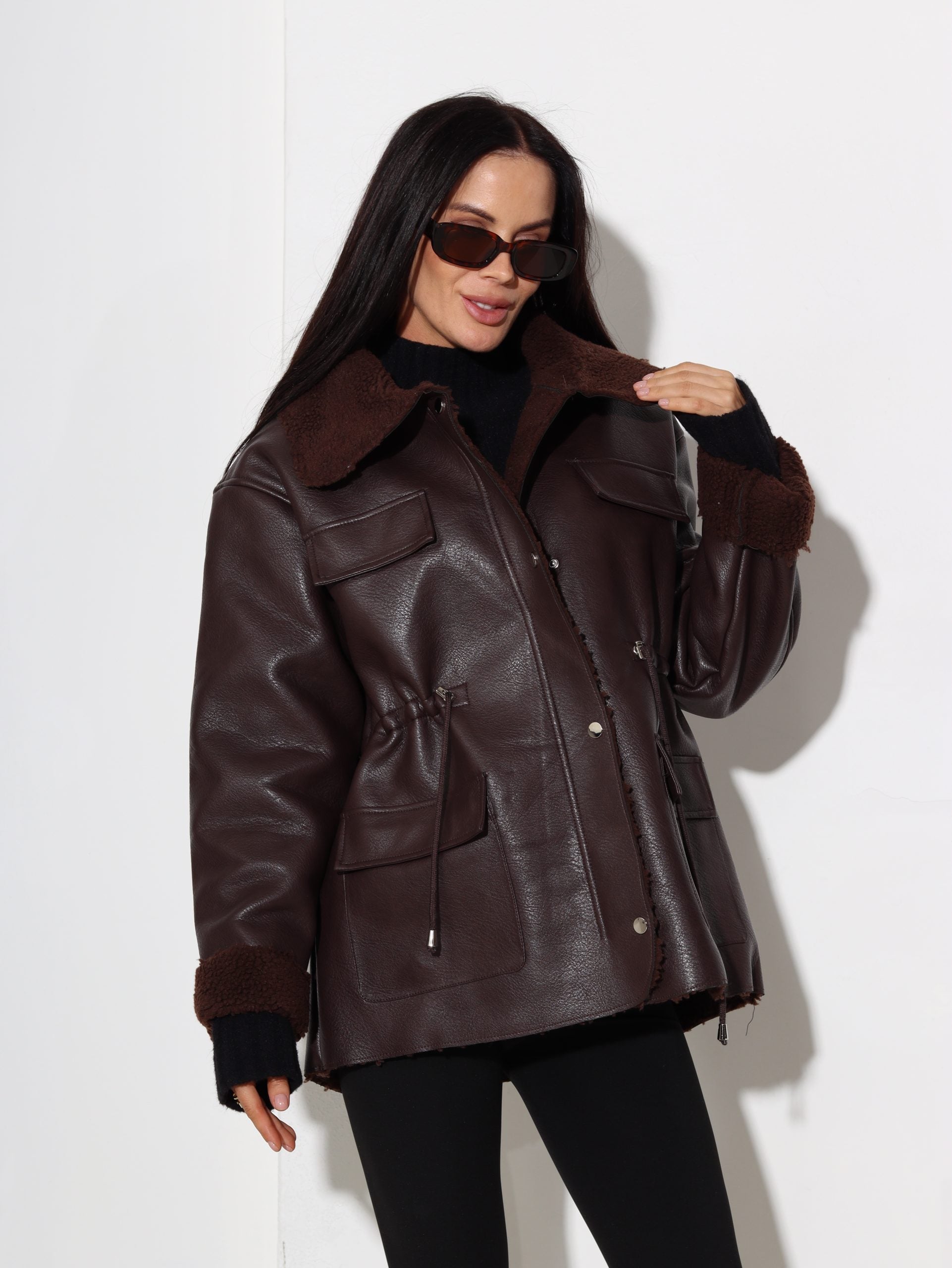 Brūna, m/ā virsjaka ar savilkumu vidukļa daļā - 17031