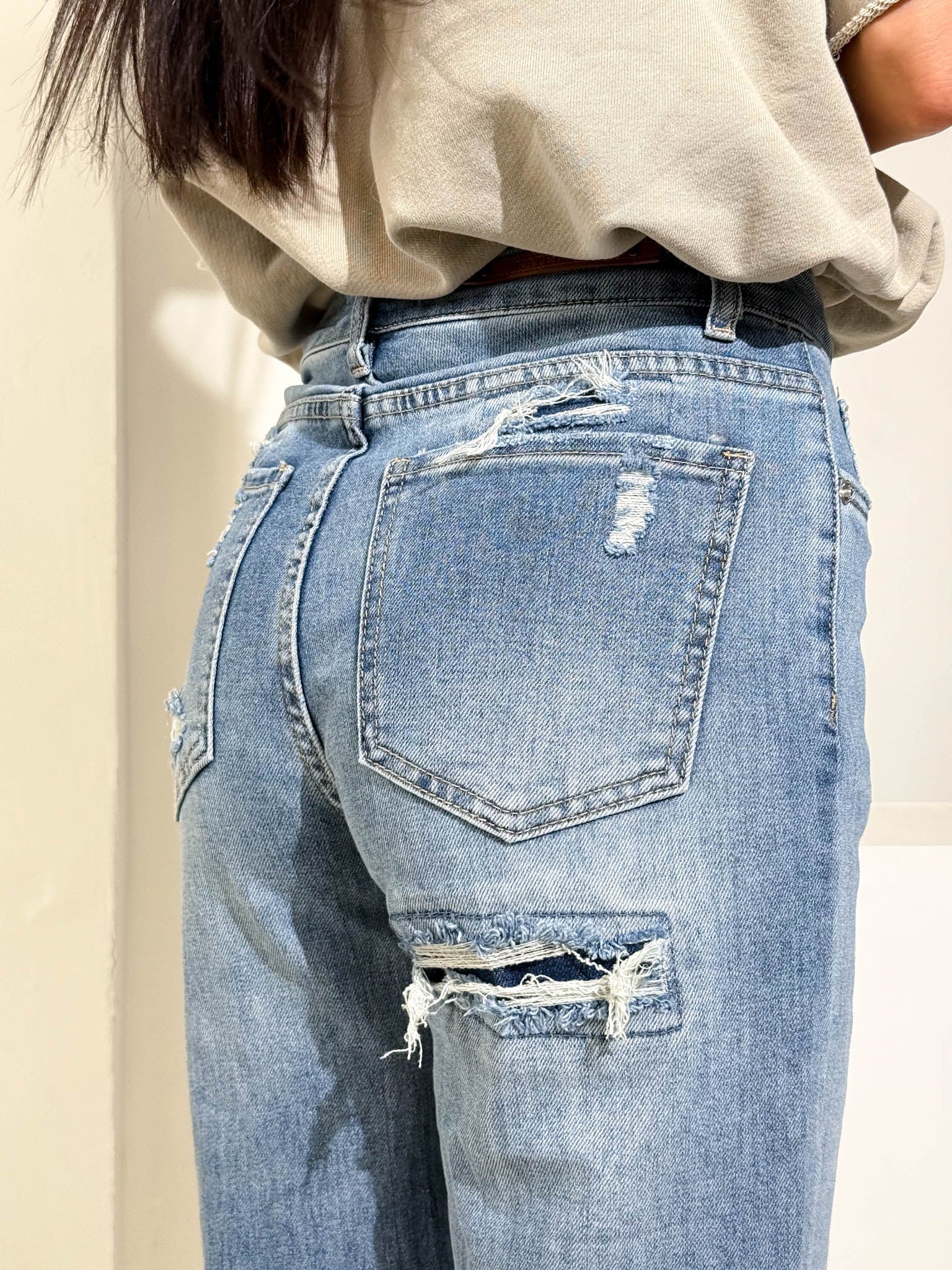 Zilas džinsu bikses ar nenostrādātiem galiem un plēsumiem mugurpusē - 15915