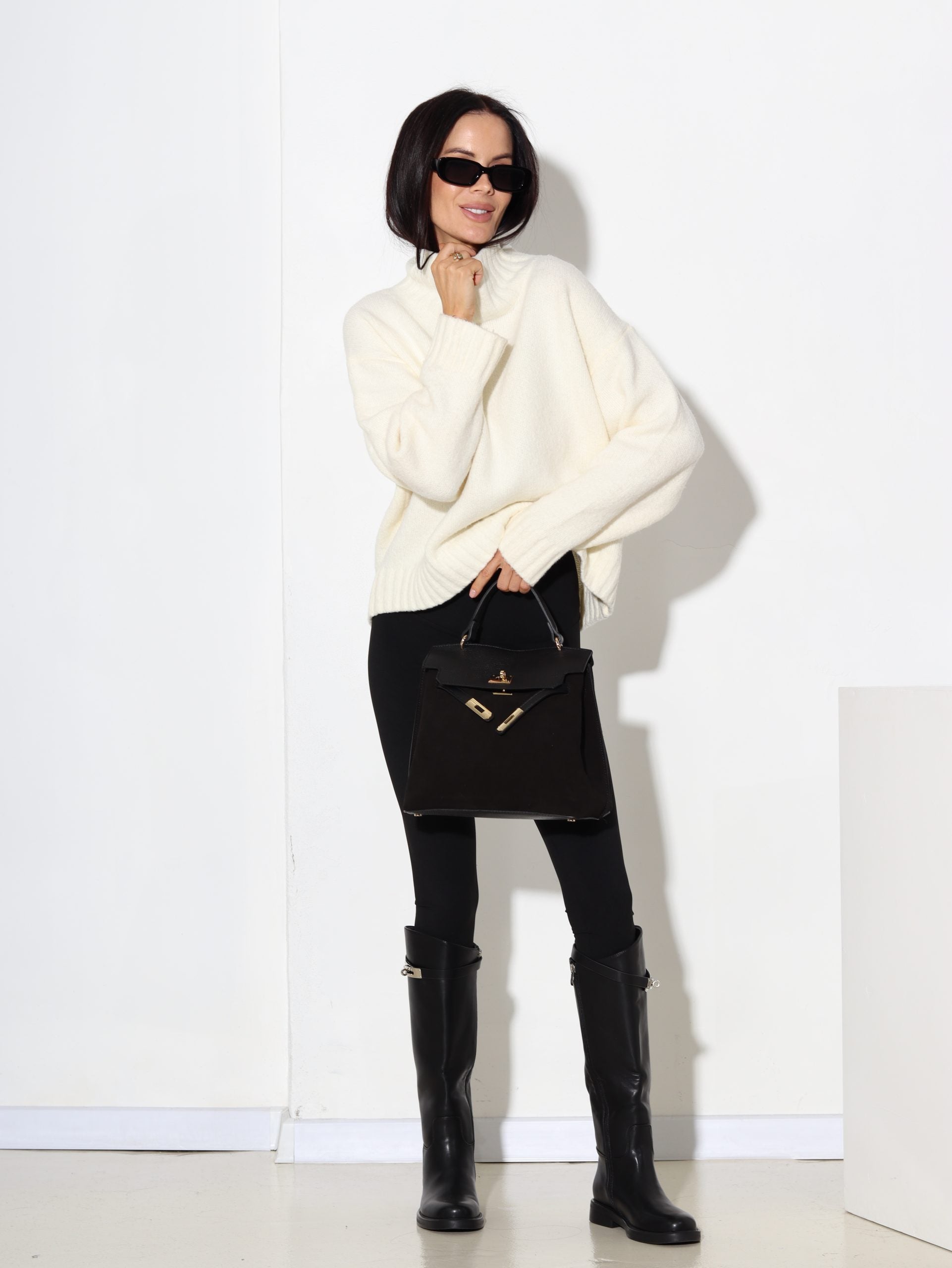 Balts, smalka adījuma džemperis ar paaugstinātu kakla daļu - 17087