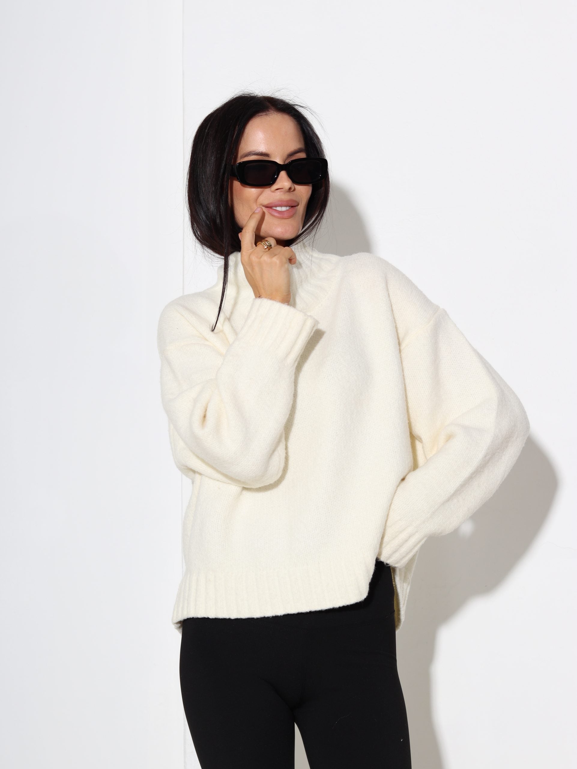 Balts, smalka adījuma džemperis ar paaugstinātu kakla daļu - 17087