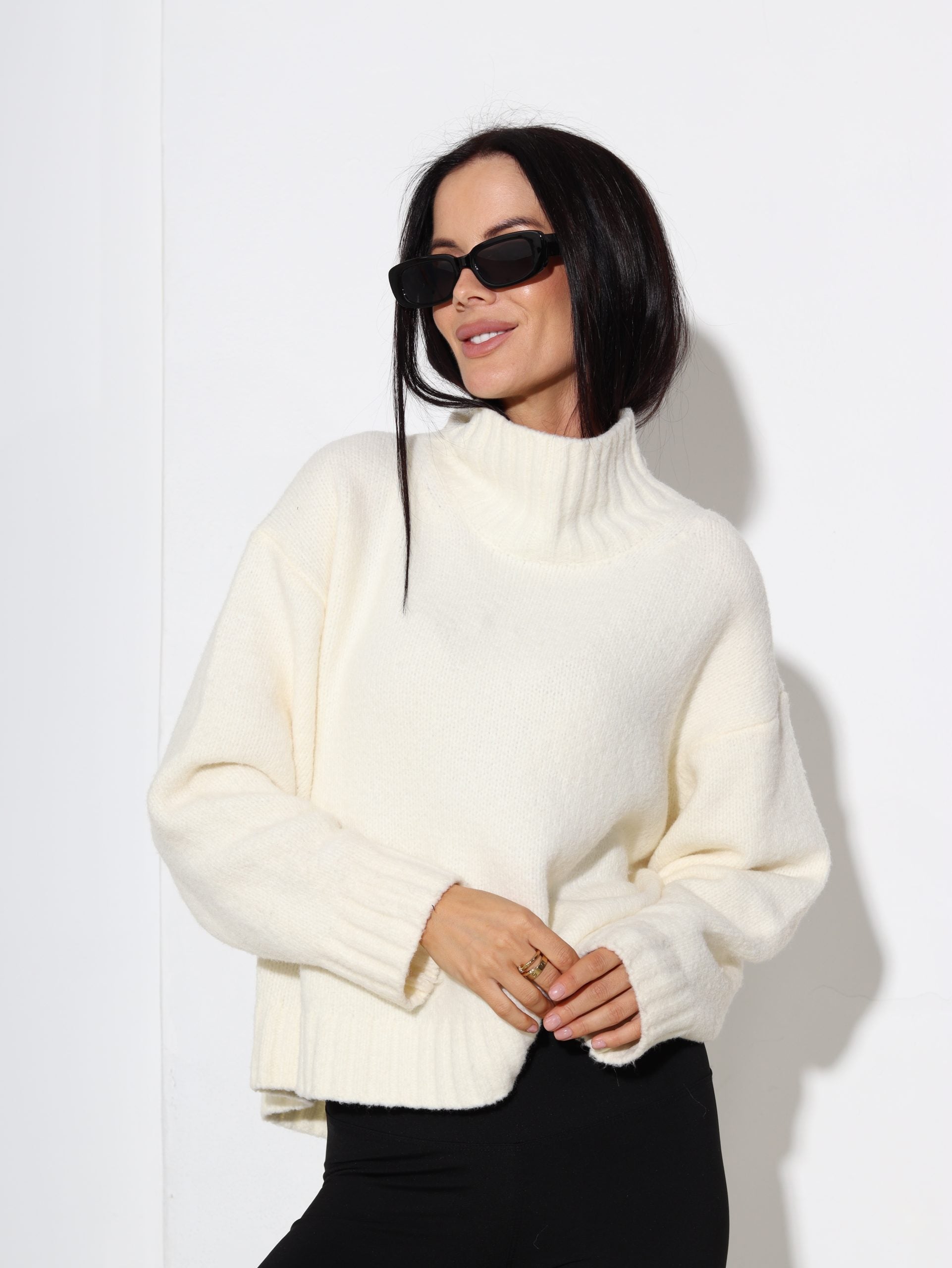 Balts, smalka adījuma džemperis ar paaugstinātu kakla daļu - 17087