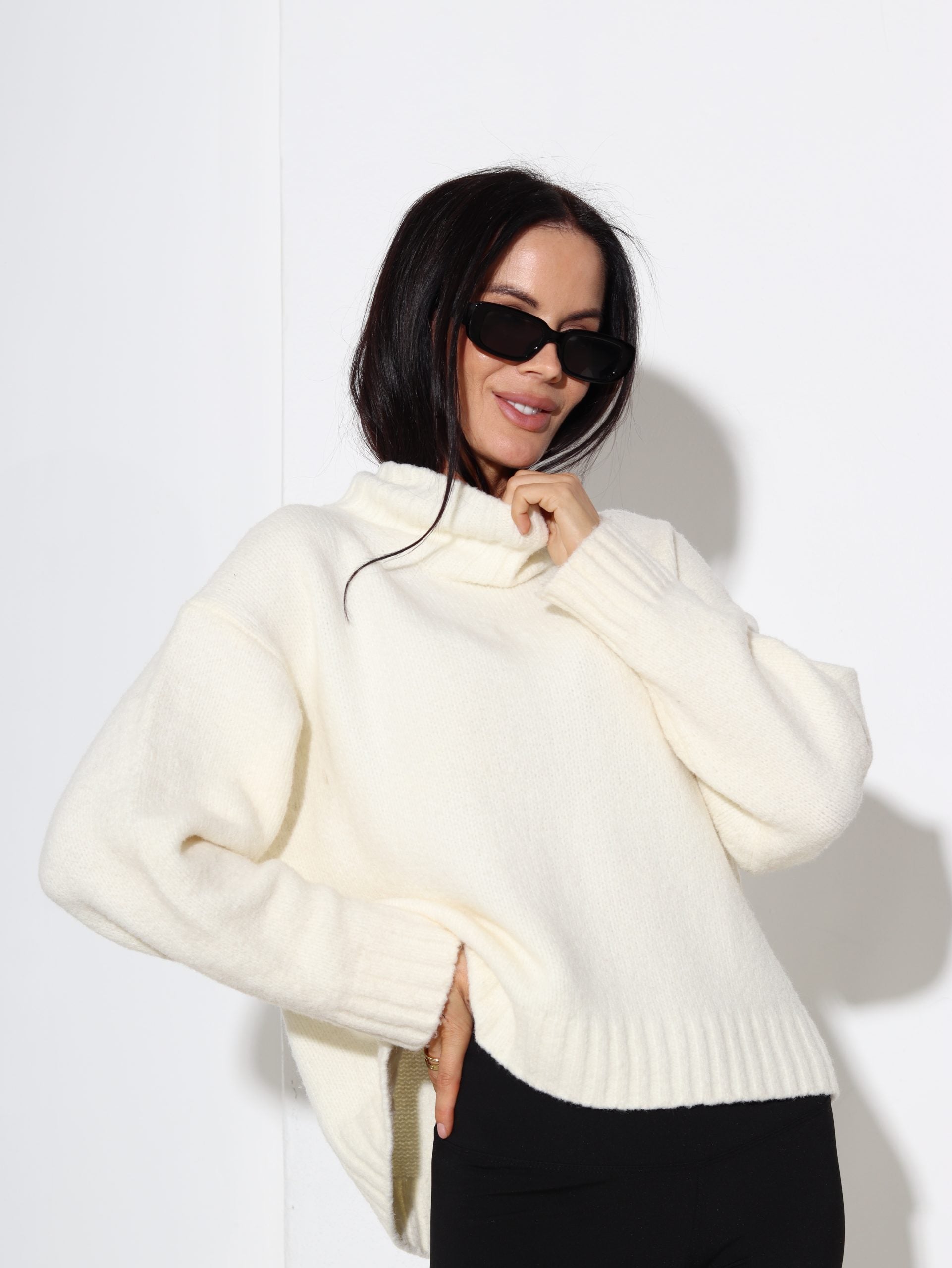 Balts, smalka adījuma džemperis ar paaugstinātu kakla daļu - 17087