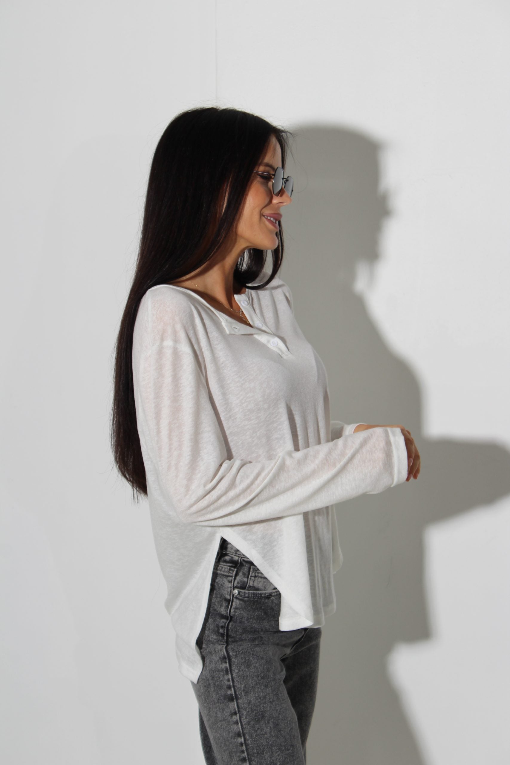 Balts tops ar garu piedurkni un podziņu dekoltē - 16027