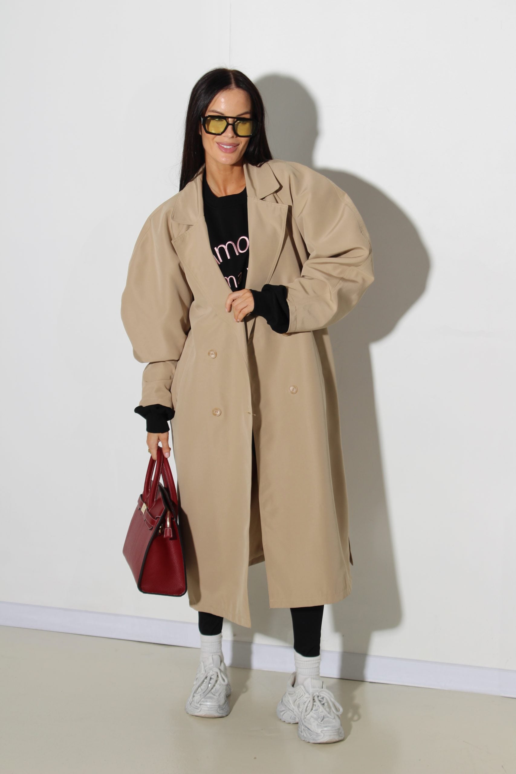 Bēšas krāsas trencis ar stilizētu augšdelnu - 16028