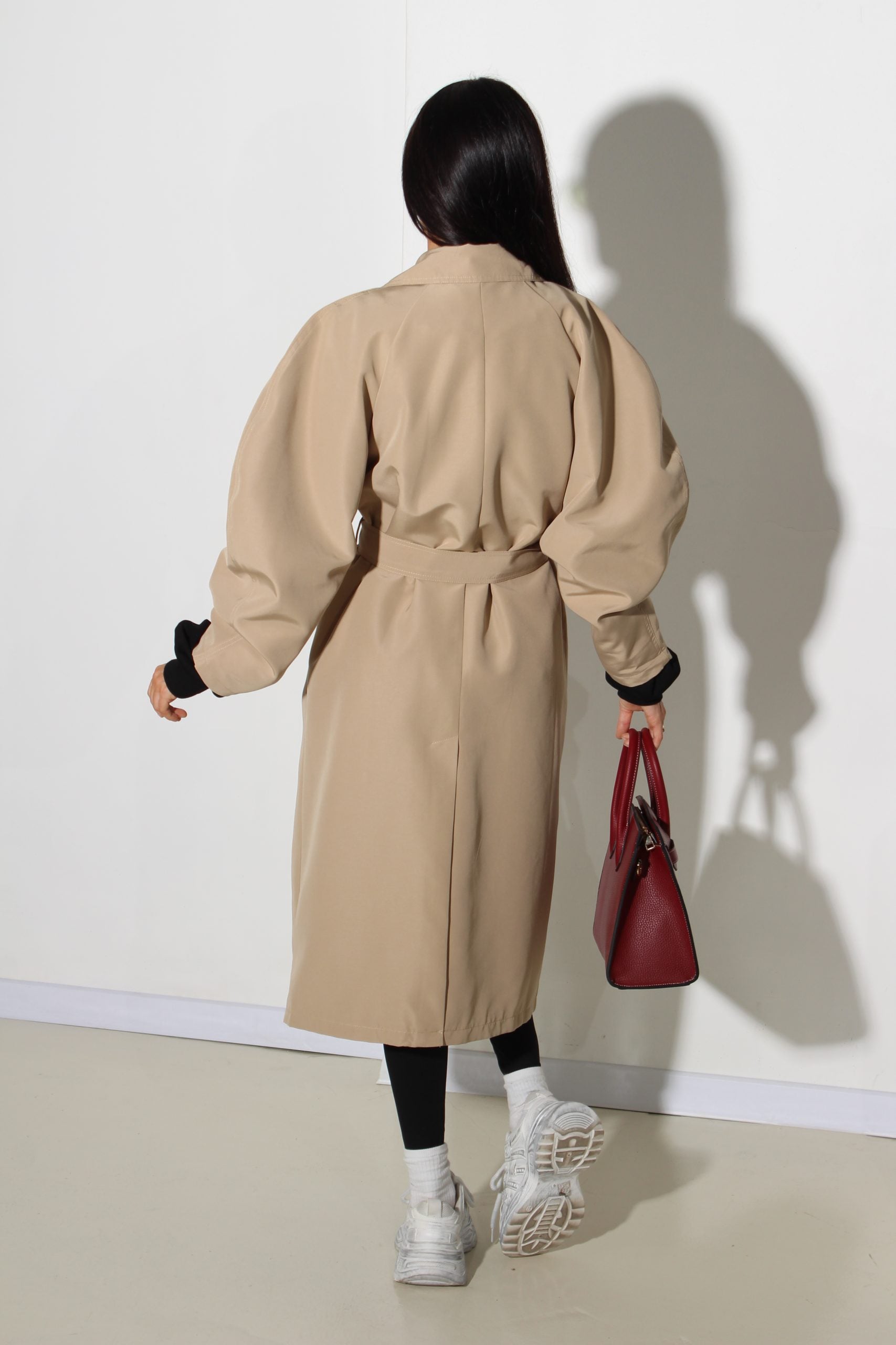 Bēšas krāsas trencis ar stilizētu augšdelnu - 16028