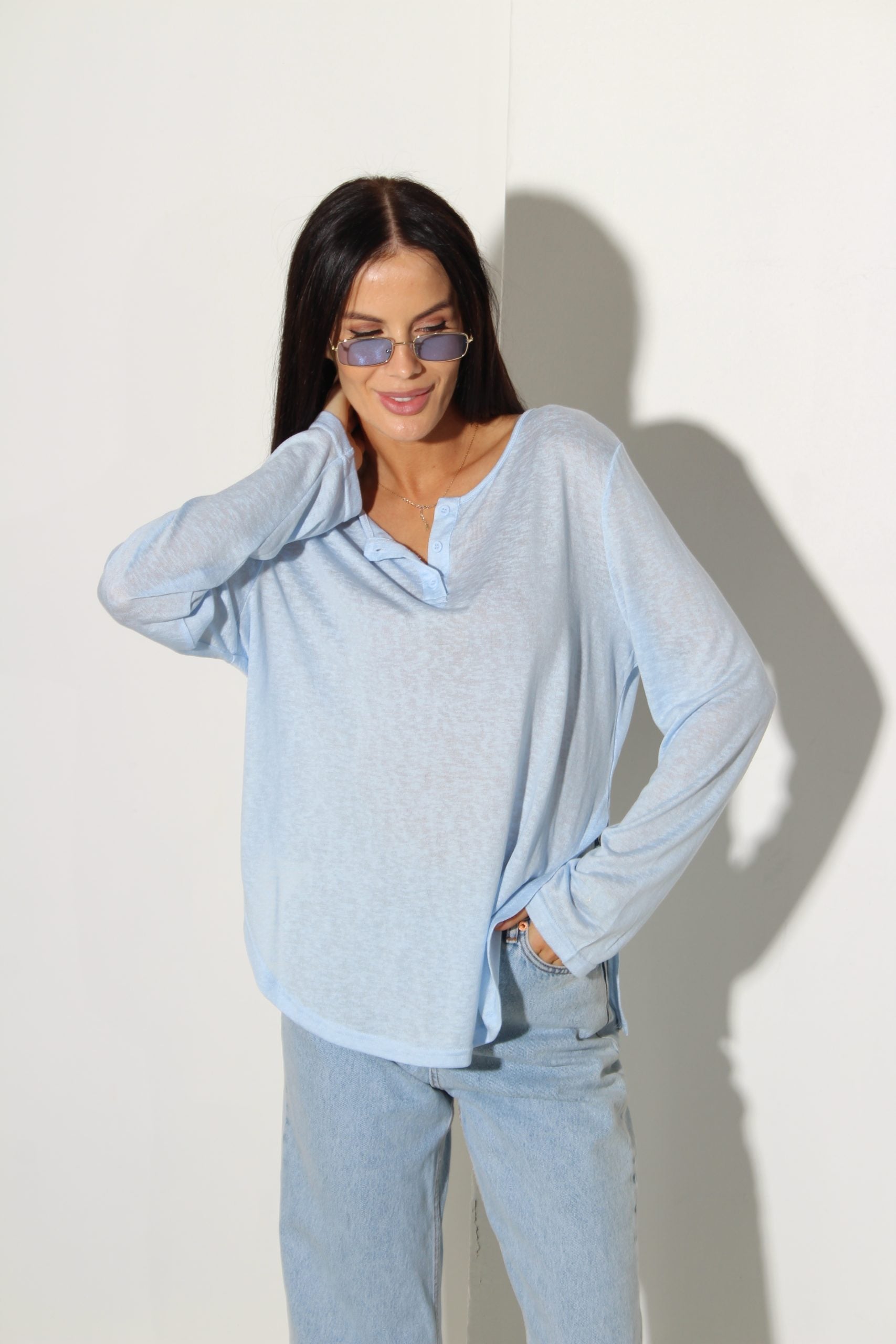 Zils tops ar garu piedurkni un podziņu dekoltē - 16025