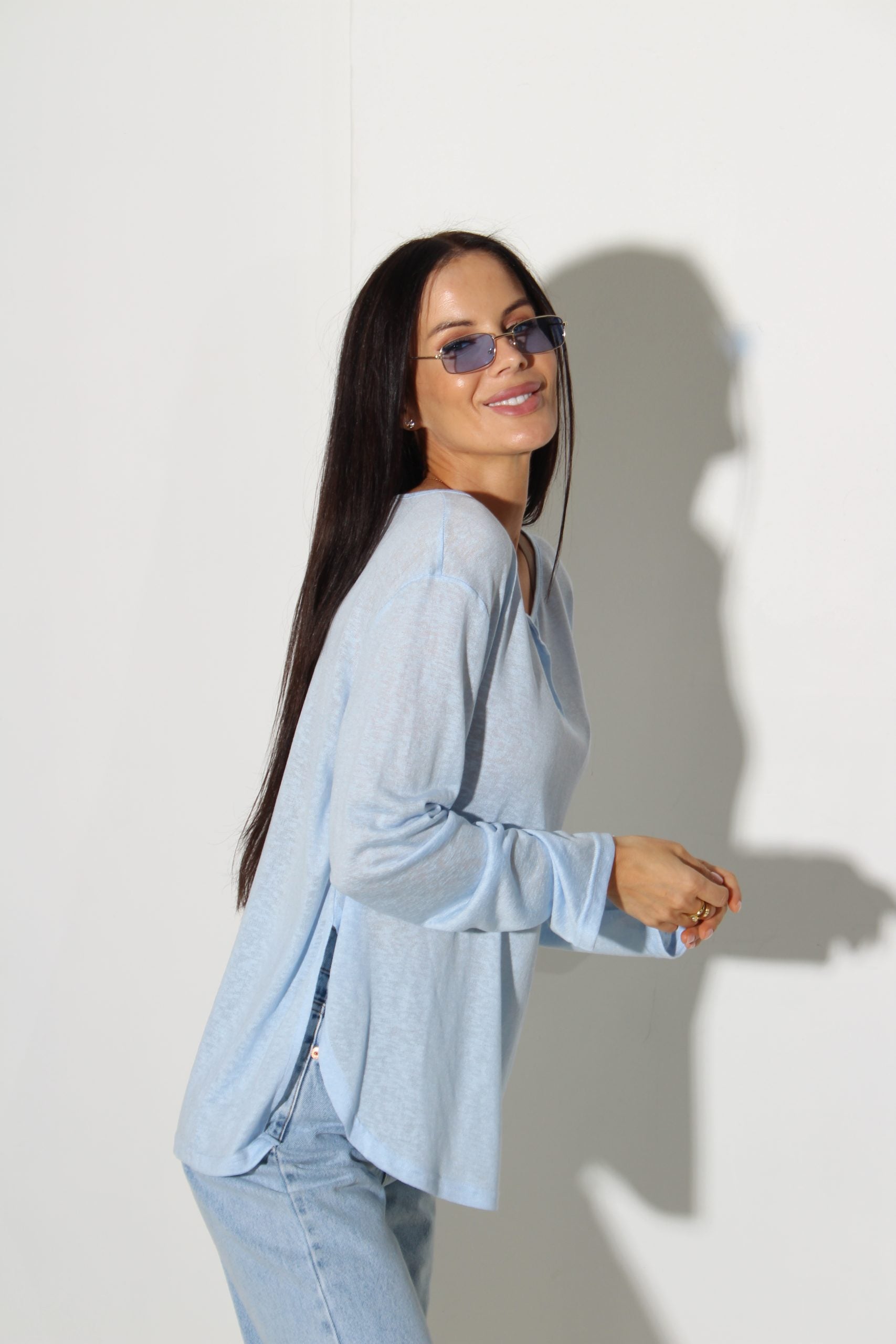 Zils tops ar garu piedurkni un podziņu dekoltē - 16025