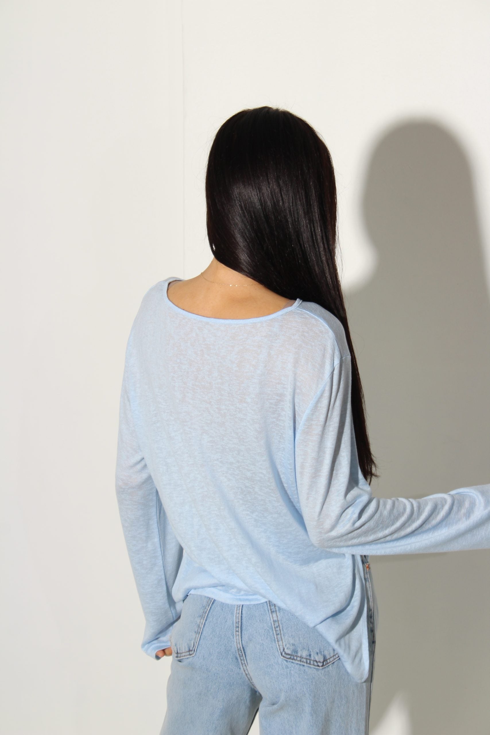 Zils tops ar garu piedurkni un podziņu dekoltē - 16025