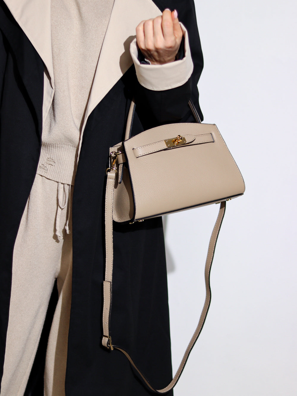 Bēša mini d/a rokassomiņa ar dekoratīvu zelta krāsas aizdari - 13916