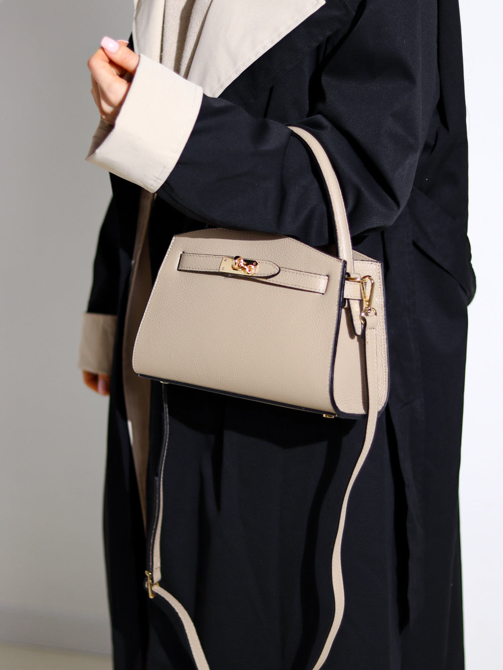 Bēša mini d/a rokassomiņa ar dekoratīvu zelta krāsas aizdari - 13916