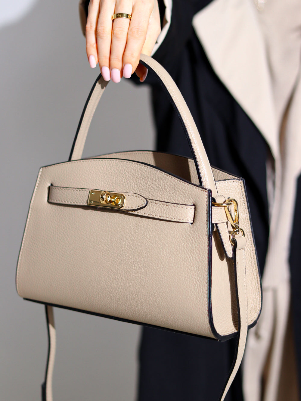 Bēša mini d/a rokassomiņa ar dekoratīvu zelta krāsas aizdari - 13916